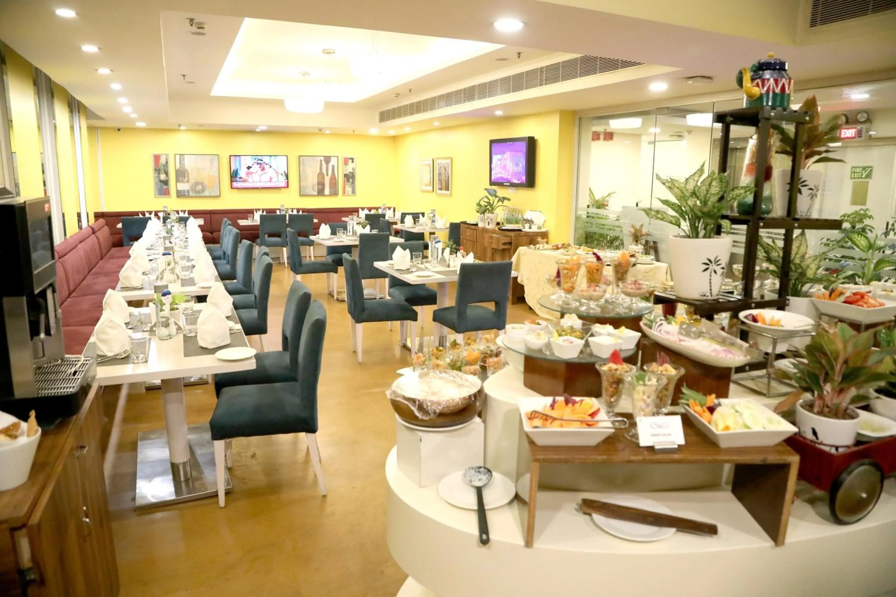 Restaurant/places to eat in Sarovar Portico Naraina, Hotel