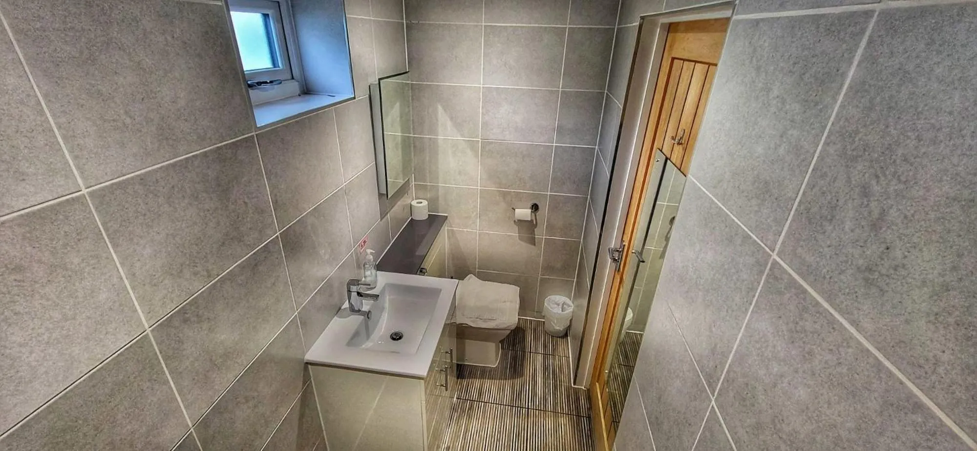 Toilet in Deepcut Lodge Bed & Breakfast Self Service