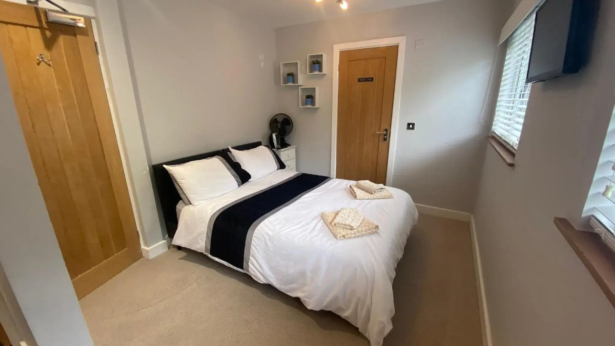 Comfort Triple Room with Shower in Deepcut Lodge Bed & Breakfast Self Service Comfort Triple Room with Shower in Deepcut Lodge Bed & Breakfast Self Service