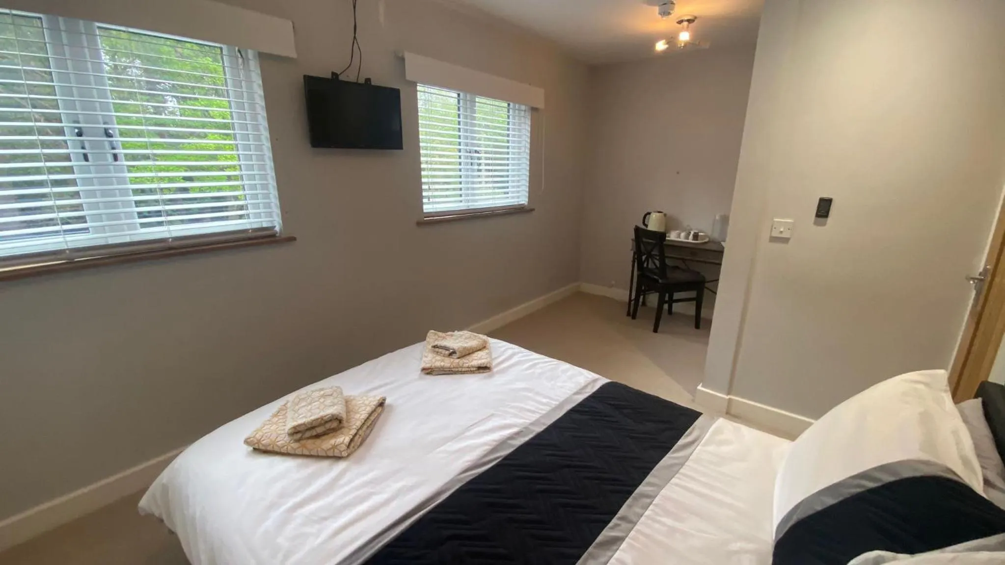 Bed in Deepcut Lodge Bed & Breakfast Self Service