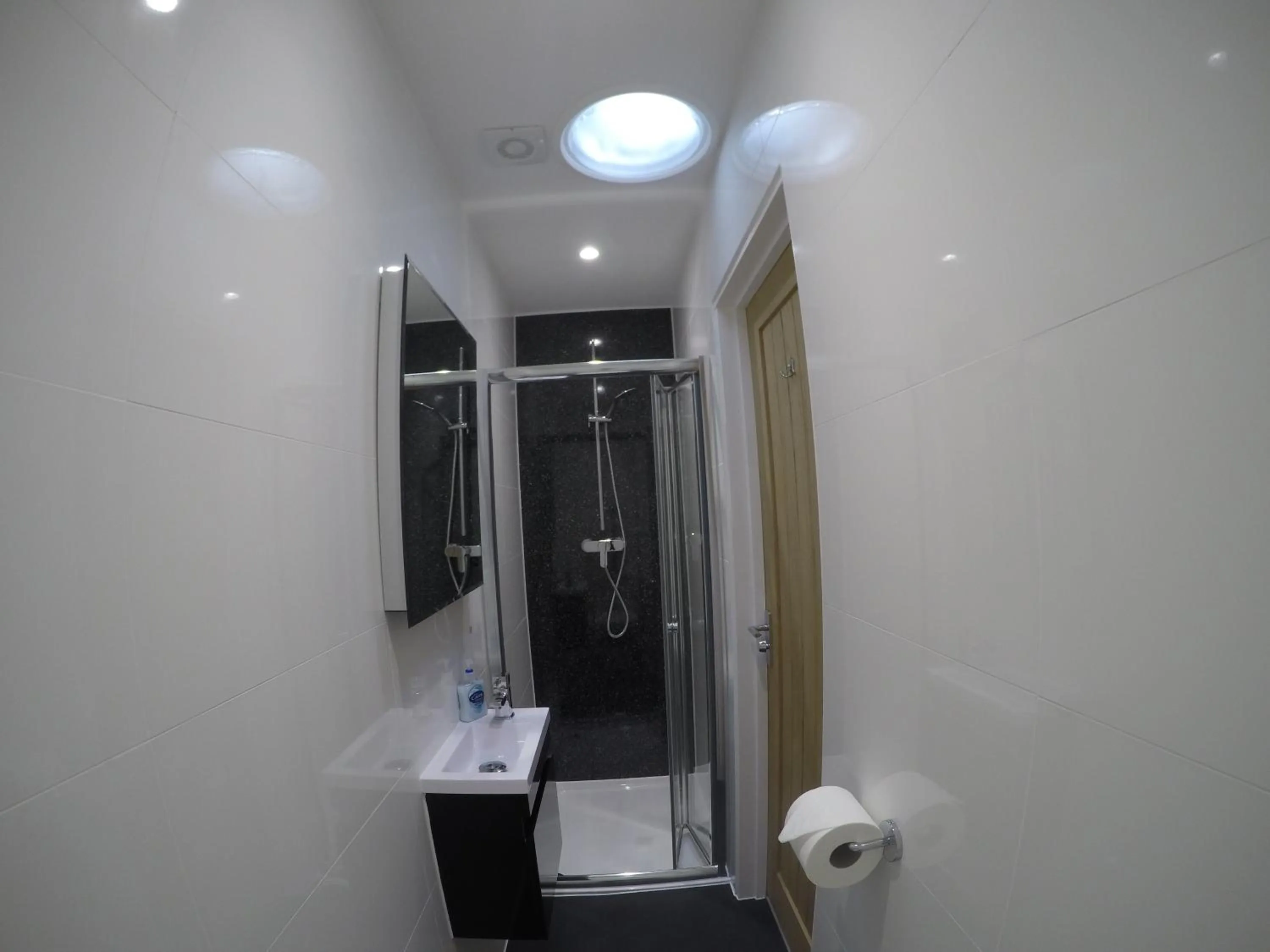 Bathroom in Deepcut Lodge Bed & Breakfast Self Service