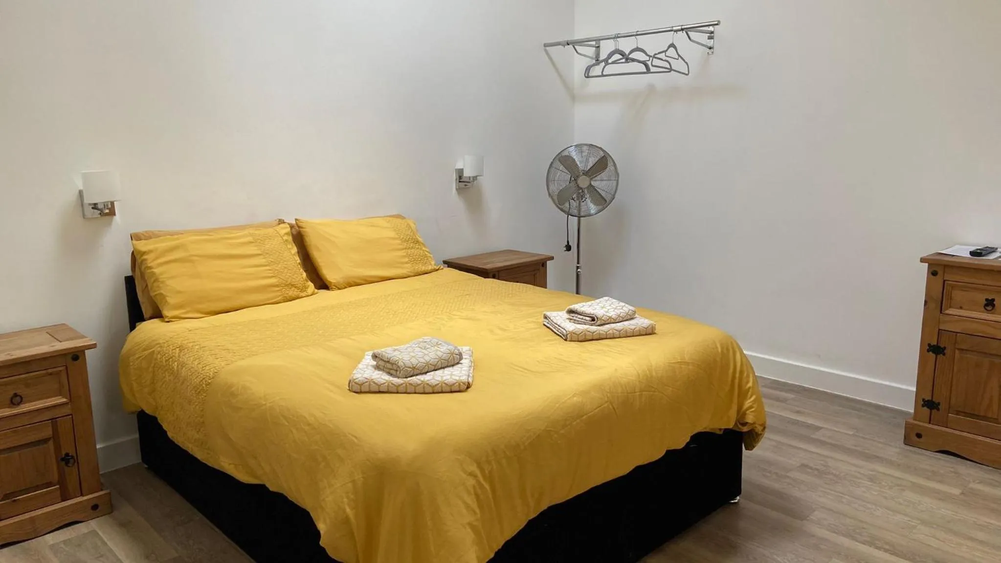 Bed in Deepcut Lodge Bed & Breakfast Self Service