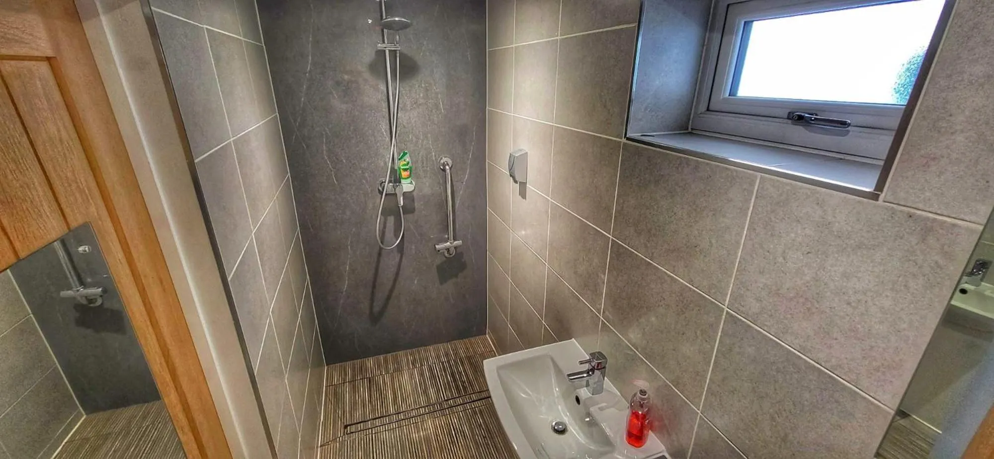 Shower in Deepcut Lodge Bed & Breakfast Self Service