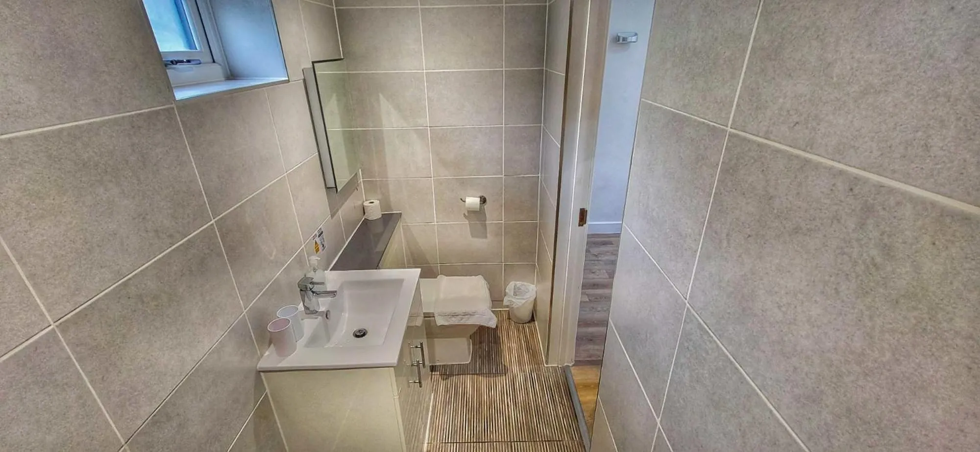 Shower in Deepcut Lodge Bed & Breakfast Self Service