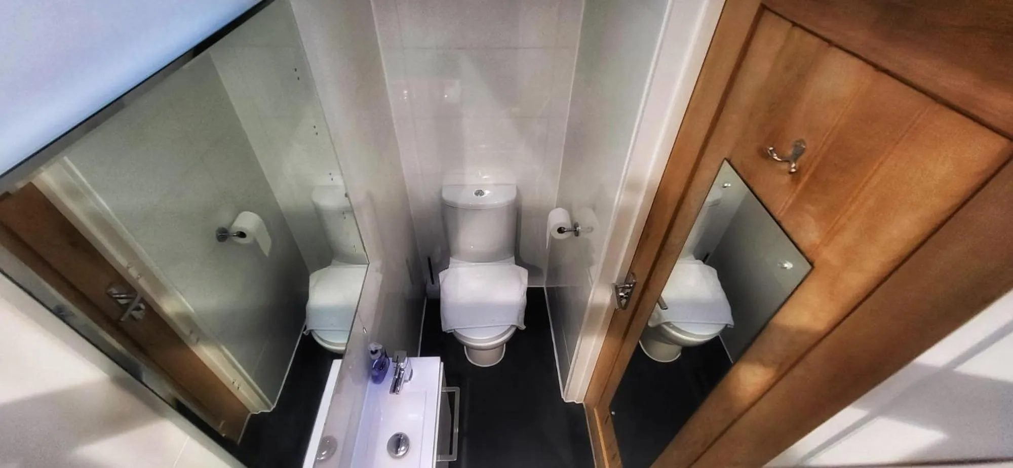 Shower in Deepcut Lodge Bed & Breakfast Self Service