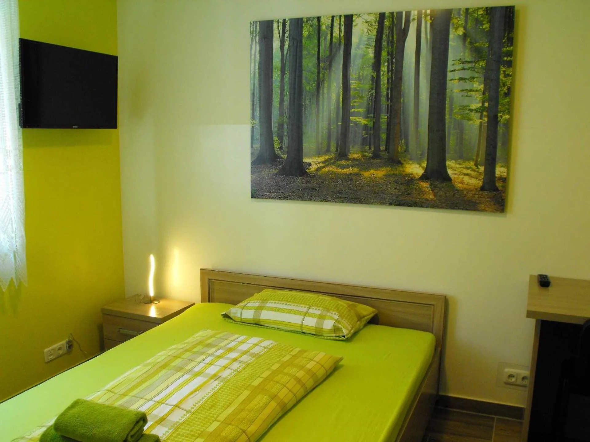 Photo of the whole room, Bed in Pension Froschprinz