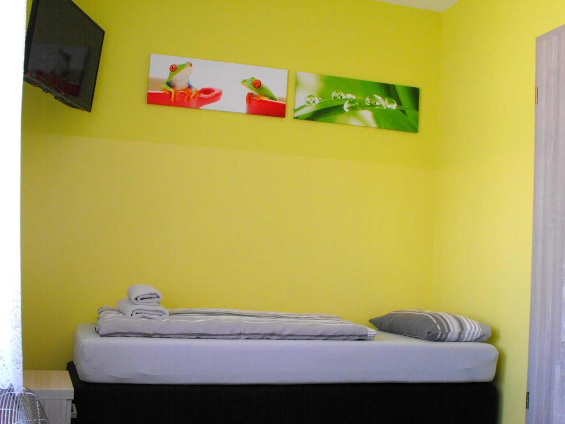 Photo of the whole room, Bed in Pension Froschprinz