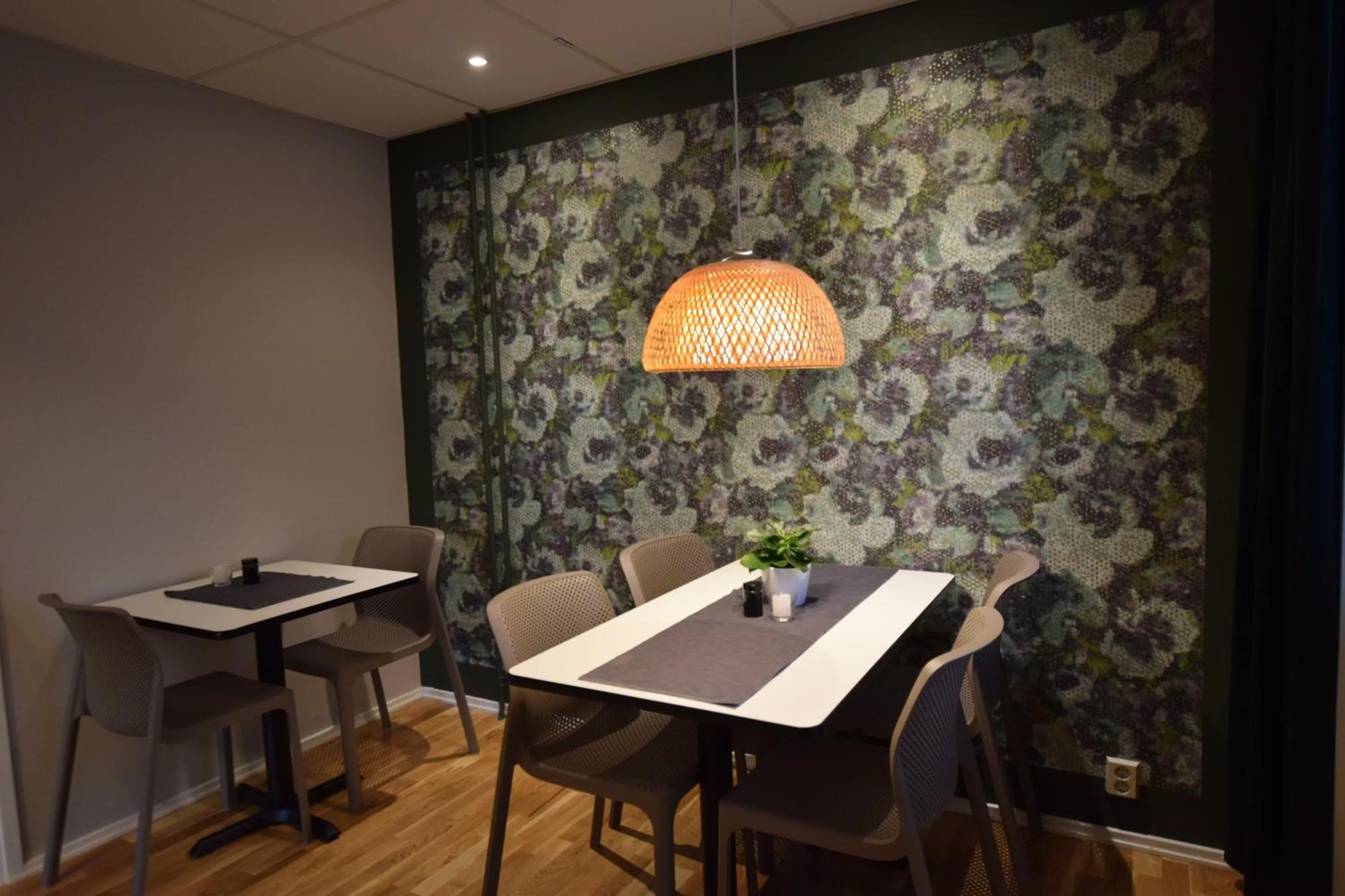 Dining area in Hostel Snoozemore