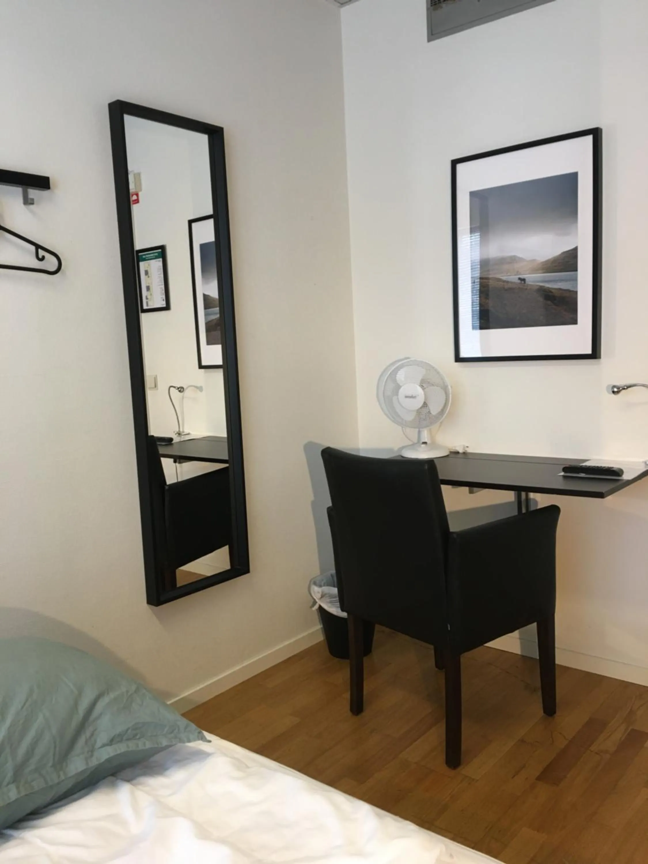 Bedroom, Bed in Hostel Snoozemore