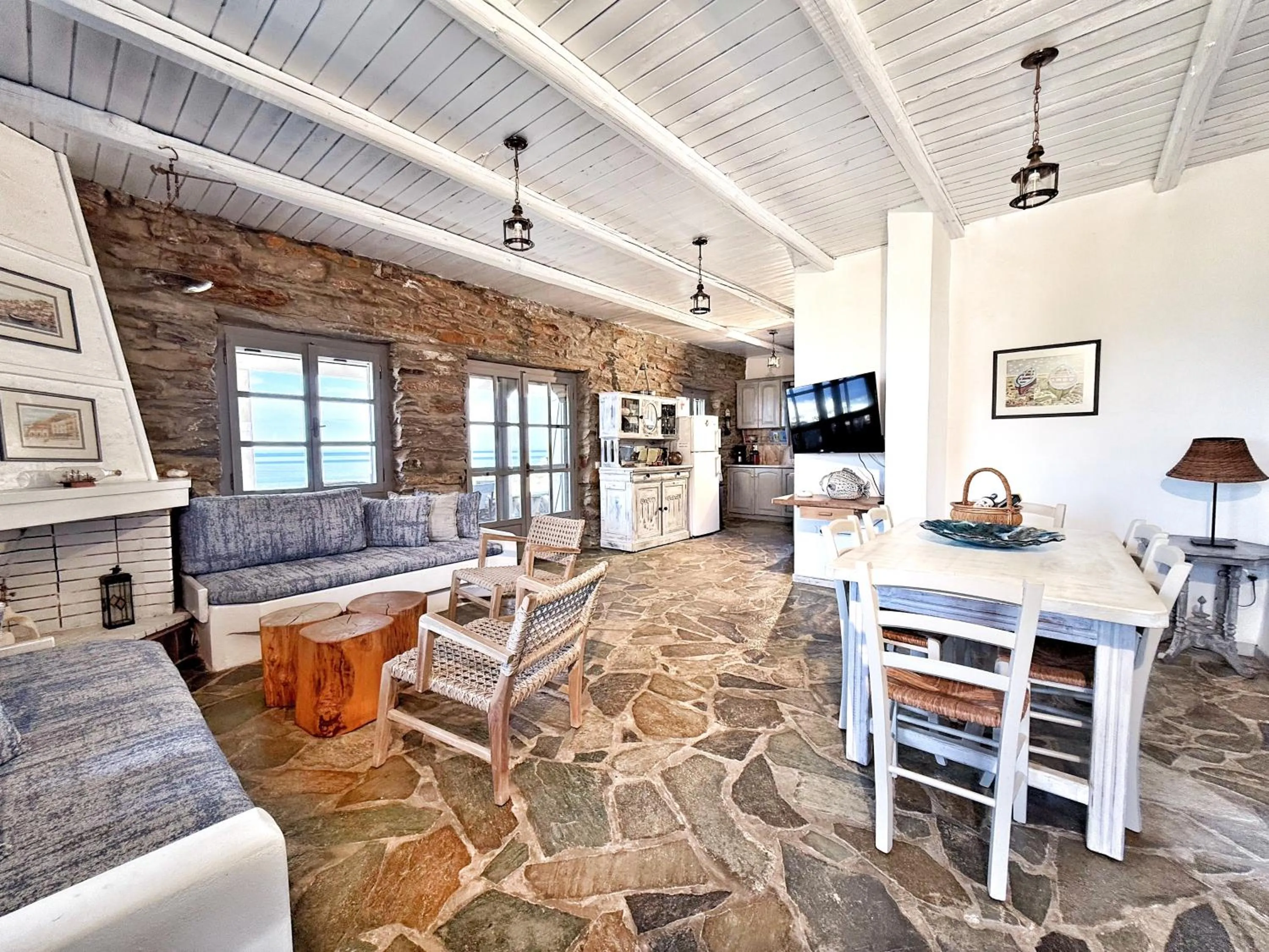 TV and multimedia in The Traditional Stone Villa