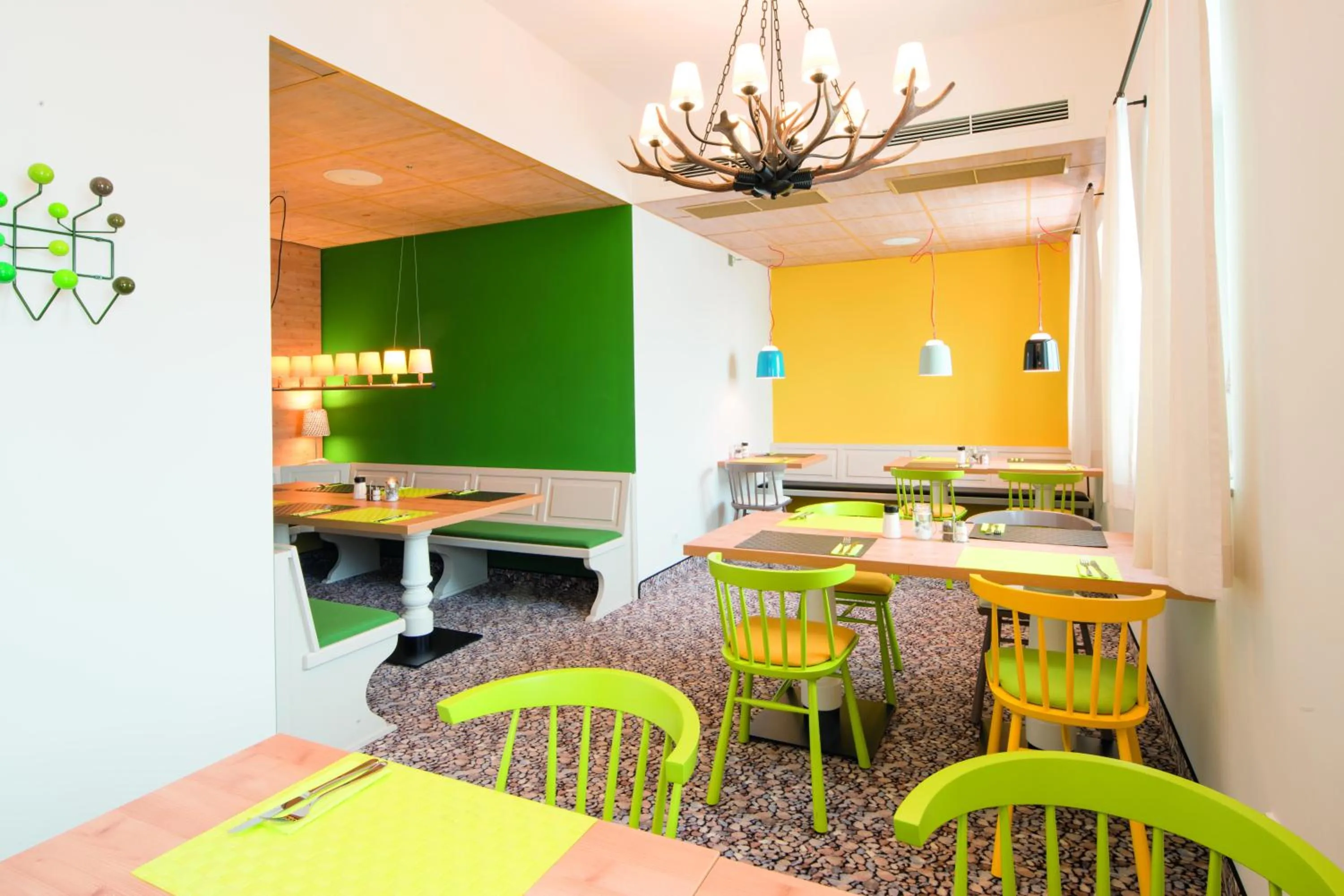 Restaurant/places to eat in Hey Lou Hotel Piding