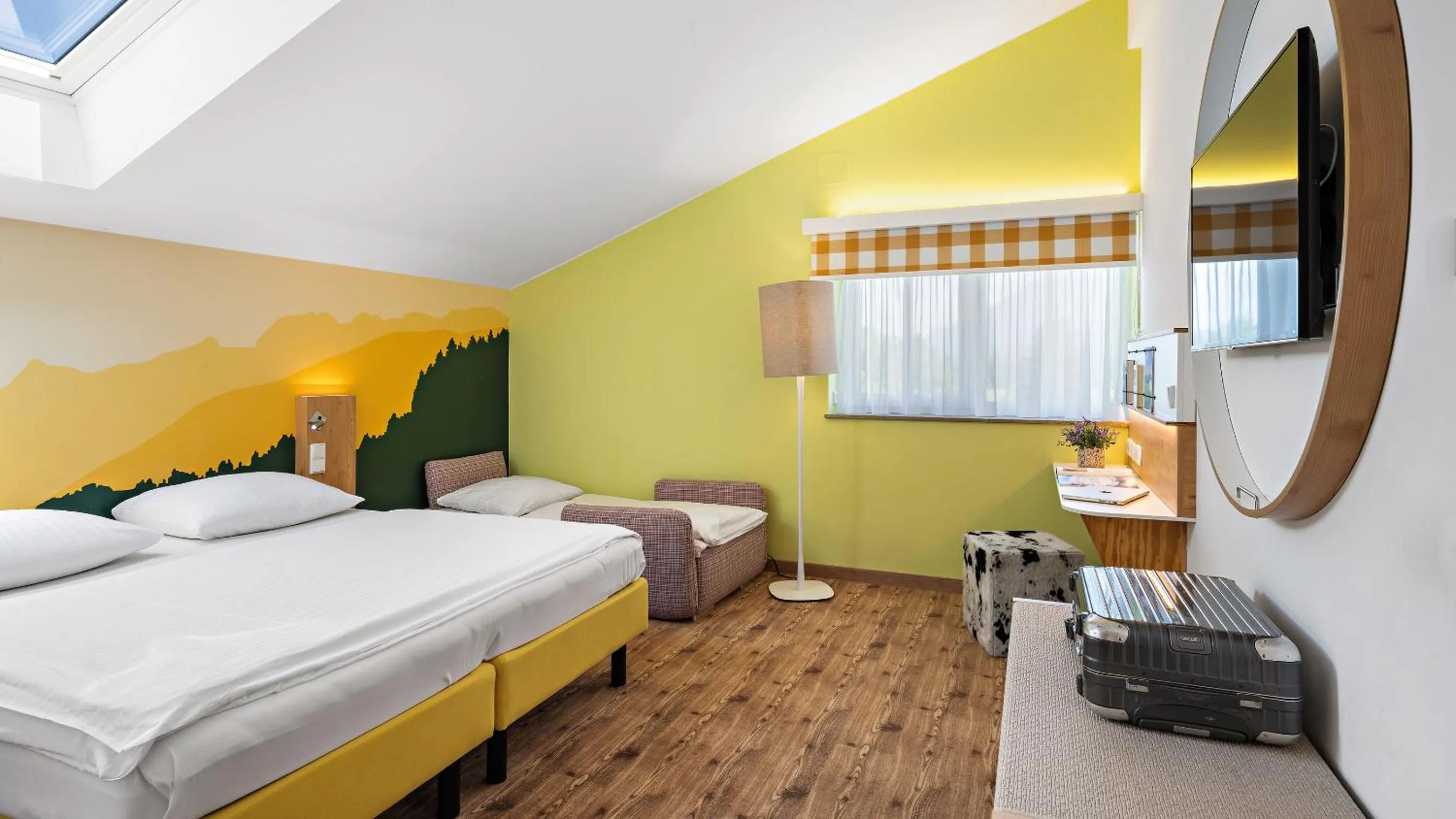 Staff, Bed in Hey Lou Hotel Piding