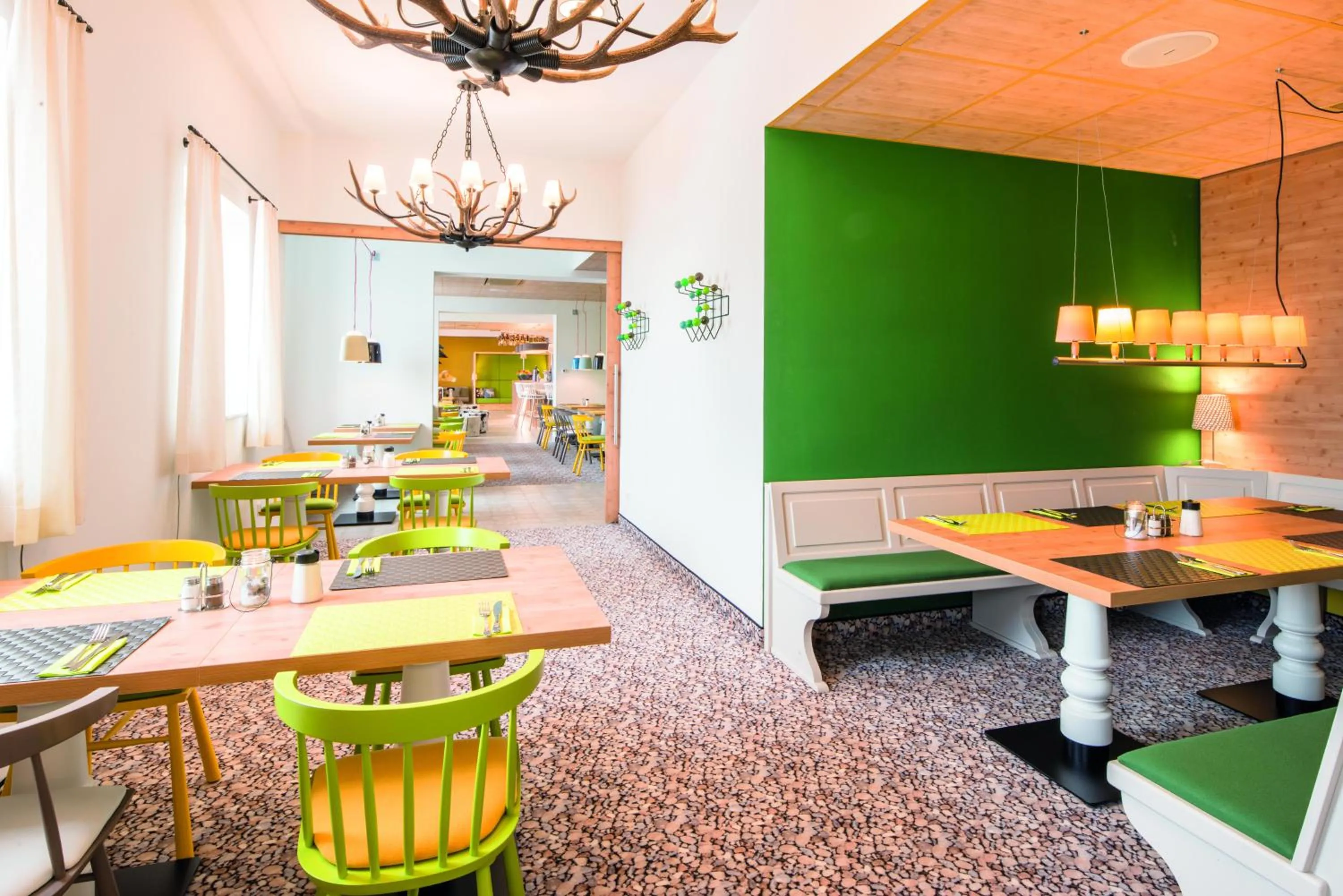 Restaurant/places to eat in Hey Lou Hotel Piding