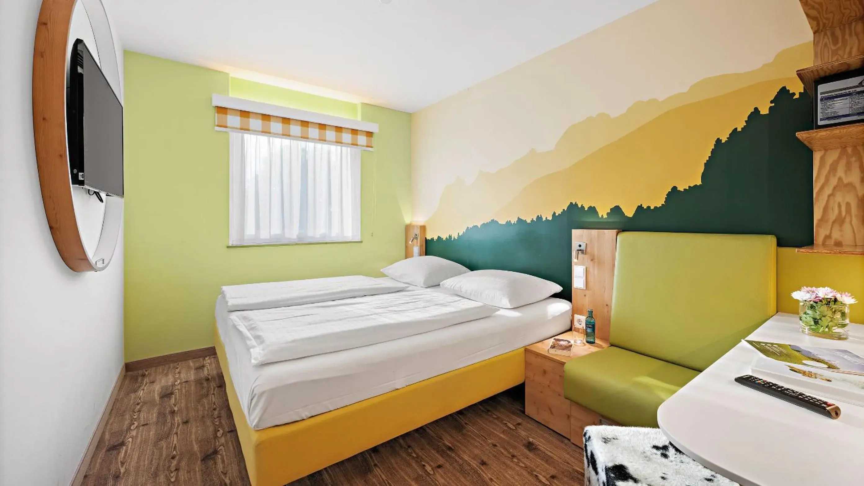 Staff, Bed in Hey Lou Hotel Piding Staff, Bed in Hey Lou Hotel Piding