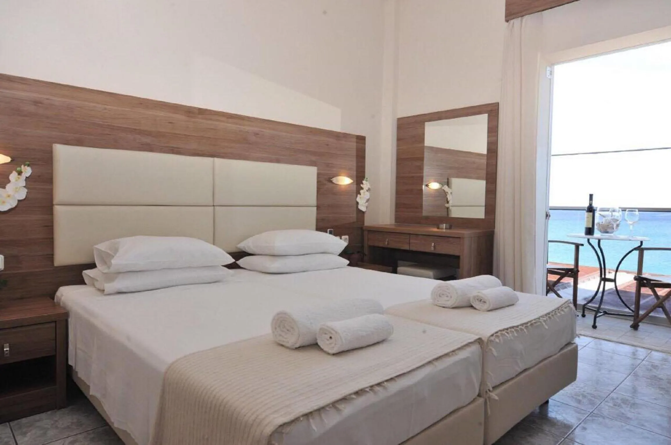 Photo of the whole room, Bed in Sydney Hotel