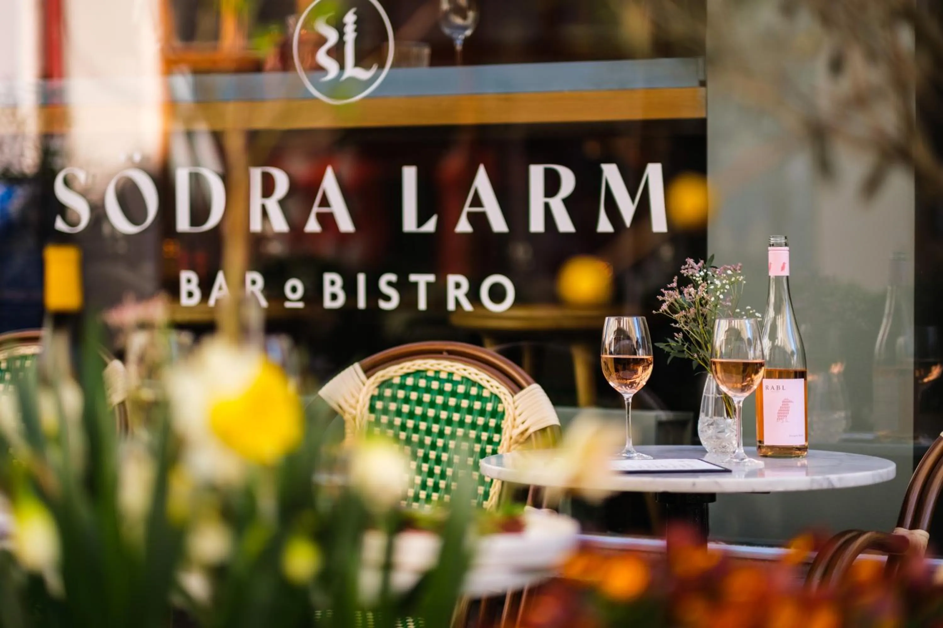 Restaurant/places to eat in Hotel Flora