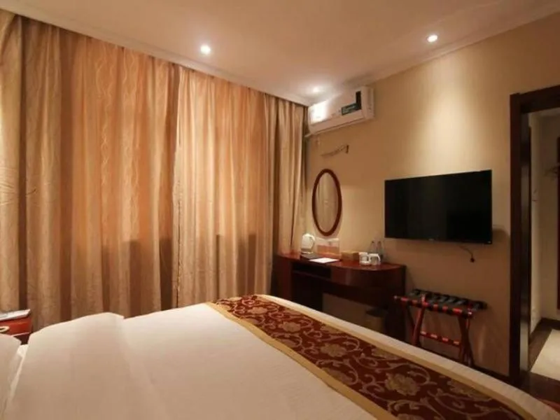 Bed in GreenTree Inn JiangSu ZHenjiang Jurong Yalong Business Hotel