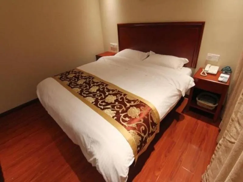 Bed in GreenTree Inn JiangSu ZHenjiang Jurong Yalong Business Hotel