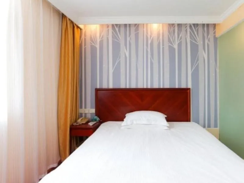 Bed in GreenTree Inn JiangSu HuaiAn QingPu District Huaihainan Road Express Hotel