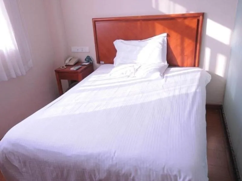 Bed in GreenTree Inn JiangSu HuaiAn QingPu District Huaihainan Road Express Hotel