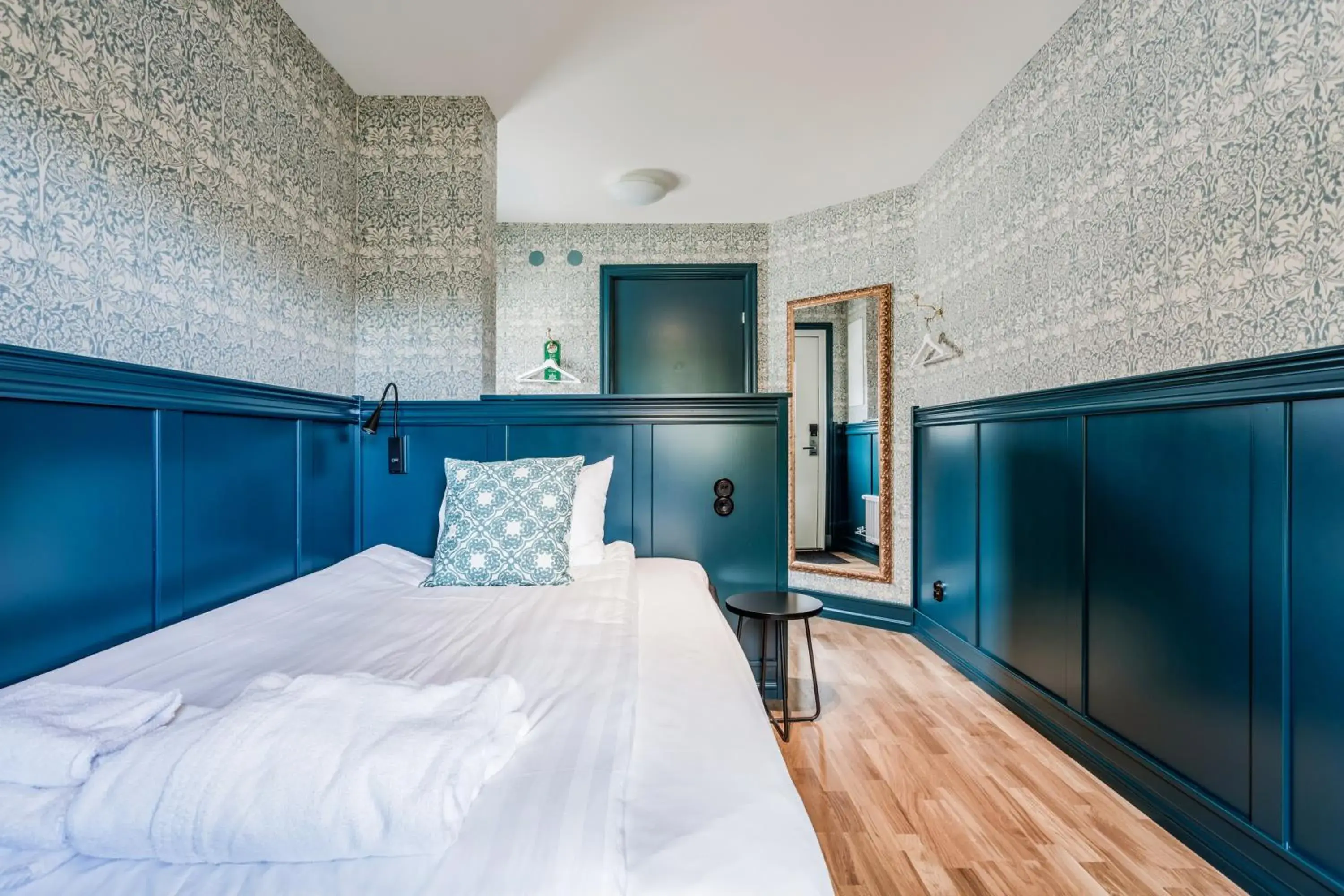 Small Double Room with Queen Bed in Hällsnäs Hotell & Restaurang Small Double Room with Queen Bed in Hällsnäs Hotell & Restaurang