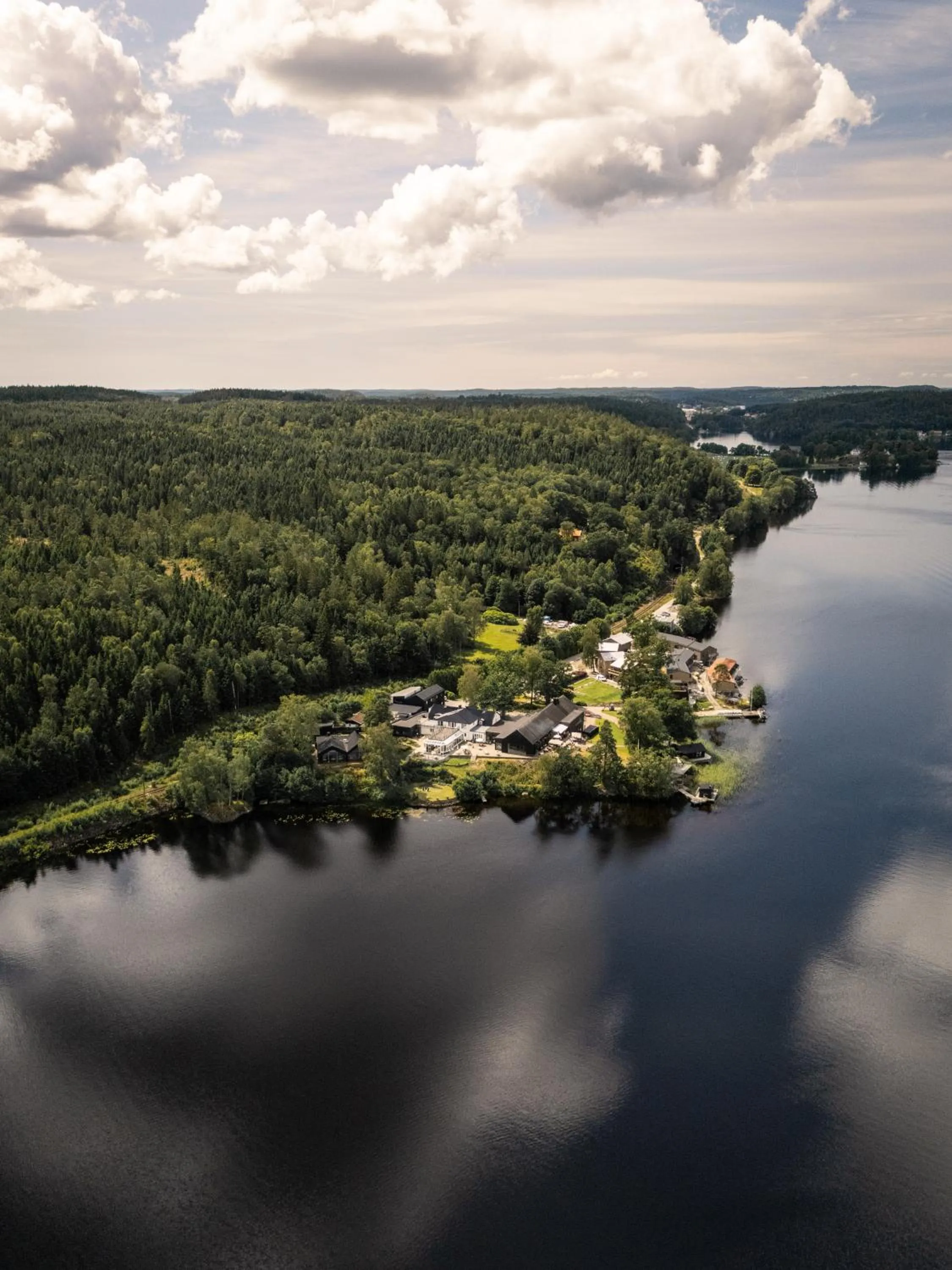 Property building in Hällsnäs Hotell & Restaurang