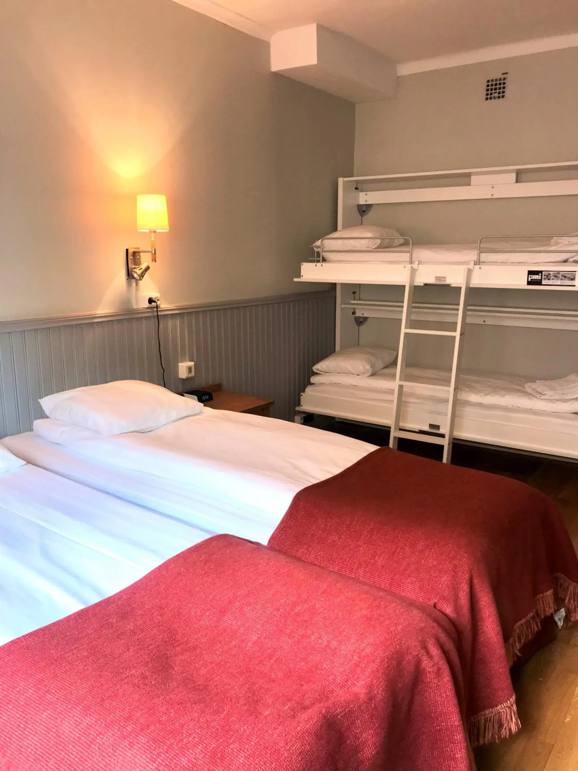 Family Room with Bathroom in Akademihotellet Family Room with Bathroom in Akademihotellet