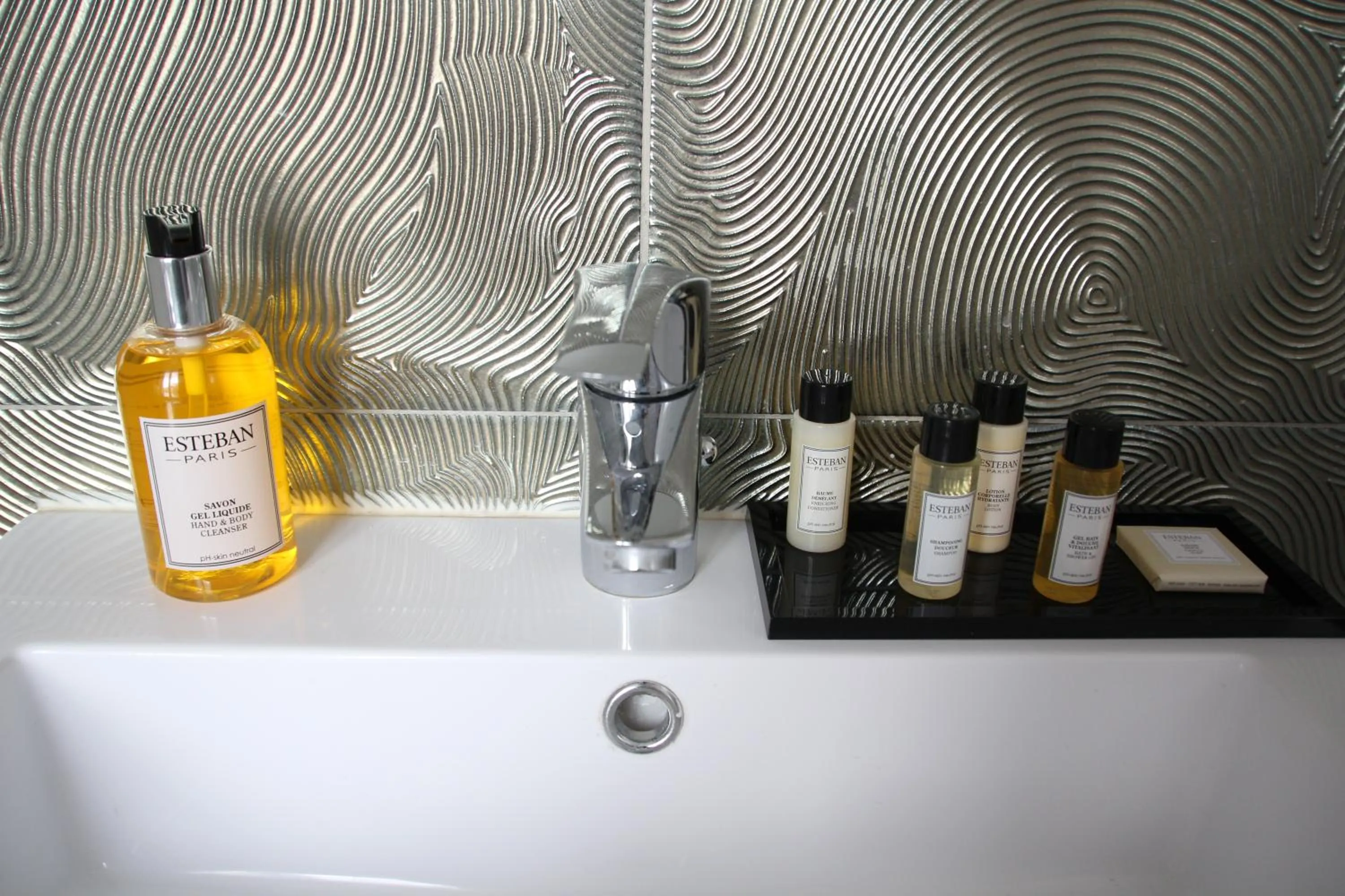 Bathroom in Cosy Apparts Suresnes La Défense