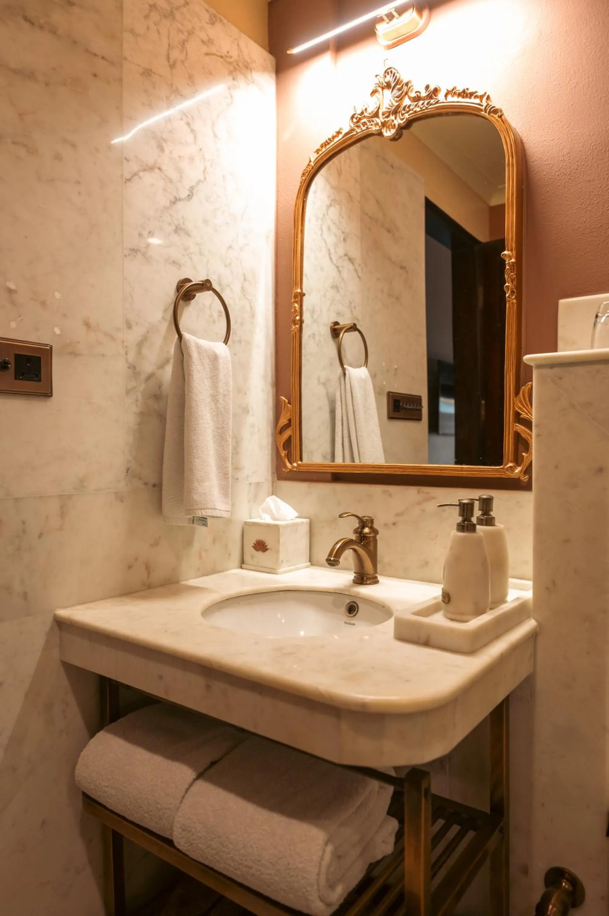 Bathroom in BrijRama Palace, Varanasi - By the Ganges