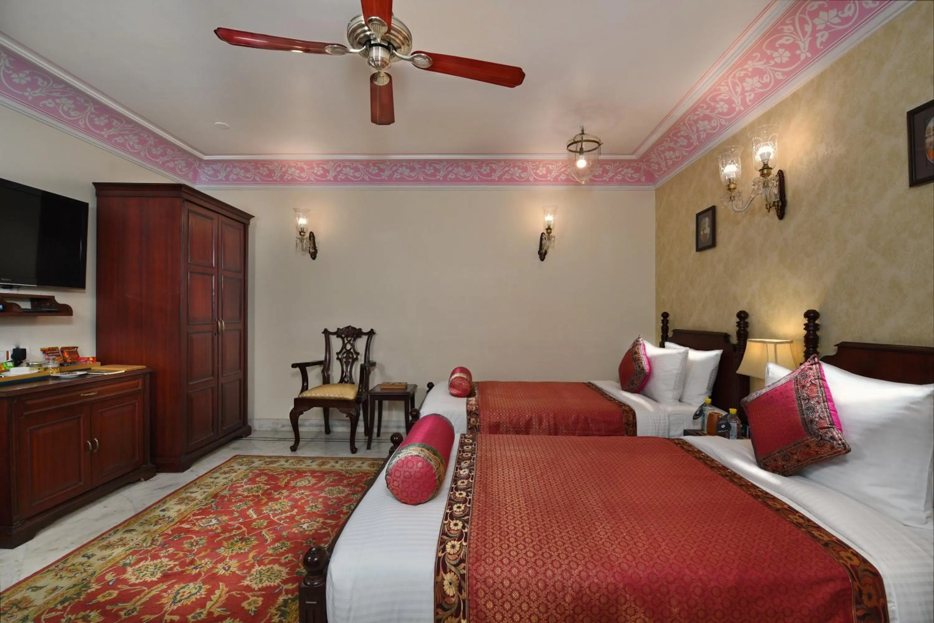 Bedroom, Bed in BrijRama Palace, Varanasi - By the Ganges