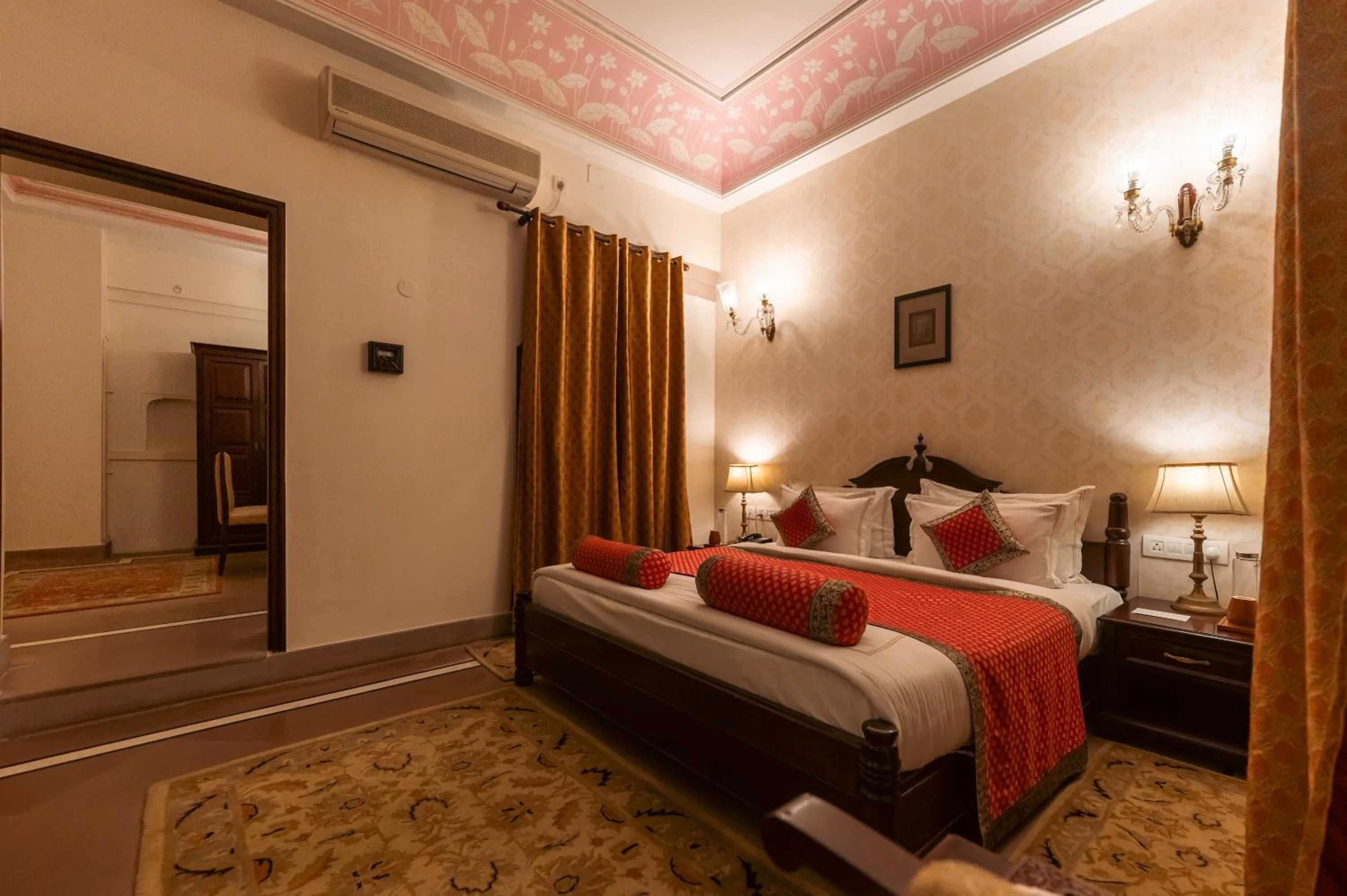 Bedroom, Bed in BrijRama Palace, Varanasi - By the Ganges