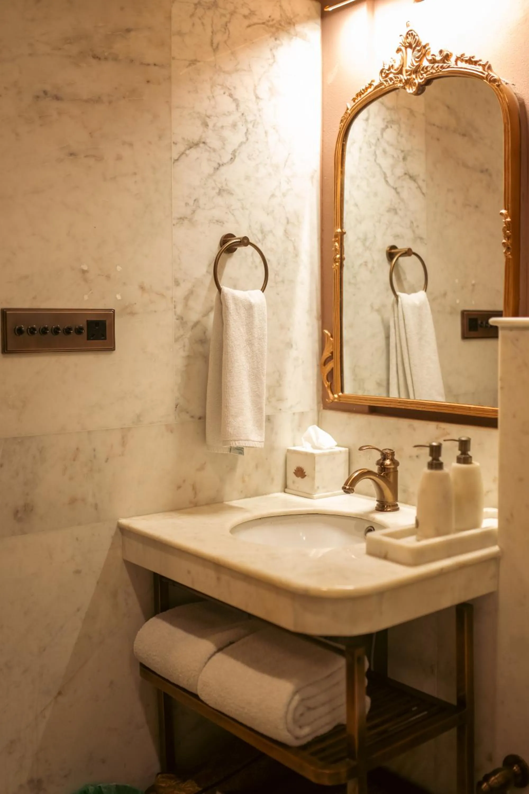 Bathroom in BrijRama Palace, Varanasi - By the Ganges