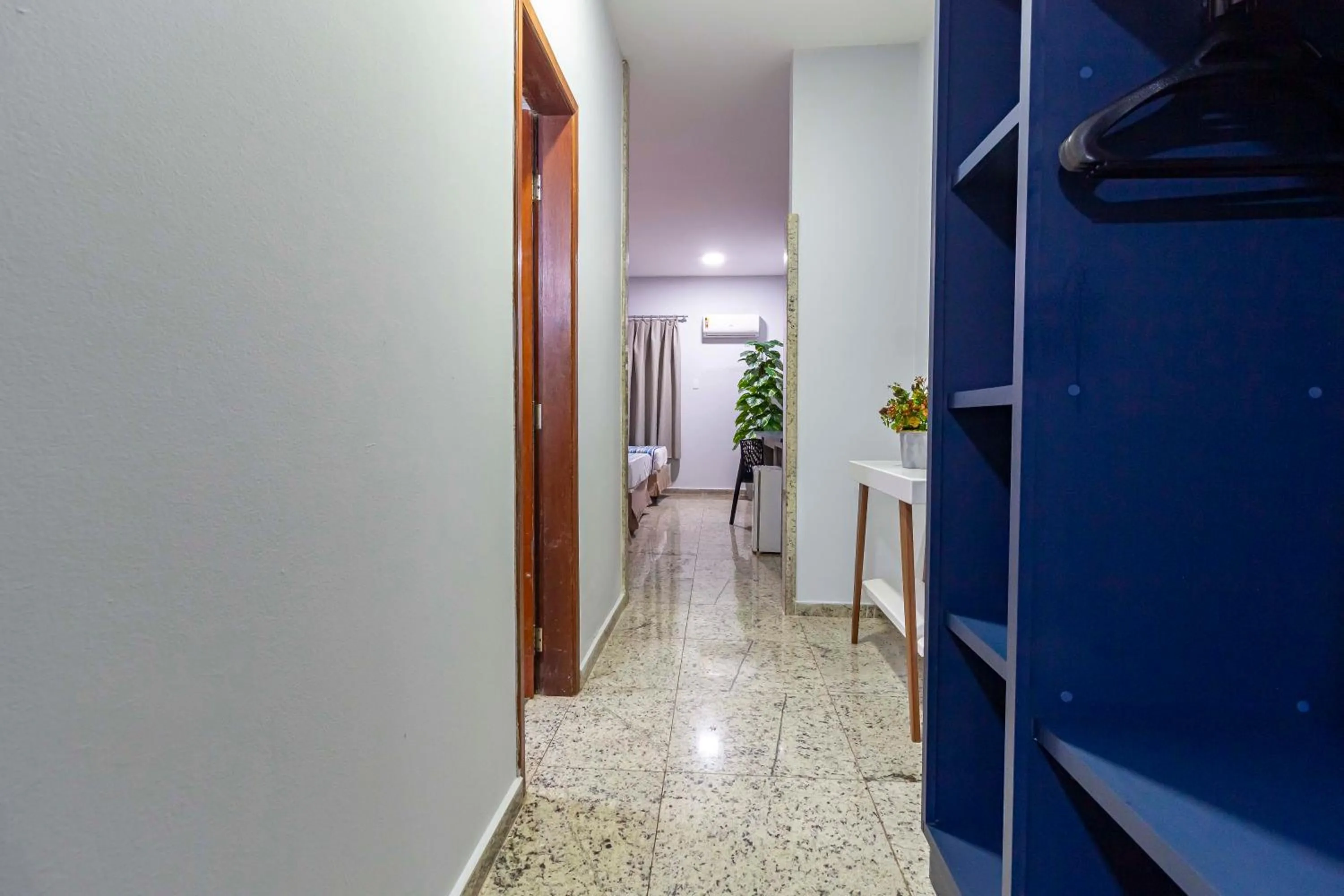 wardrobe in Hotel Vilage Inn Ribeirão Preto & Convenções