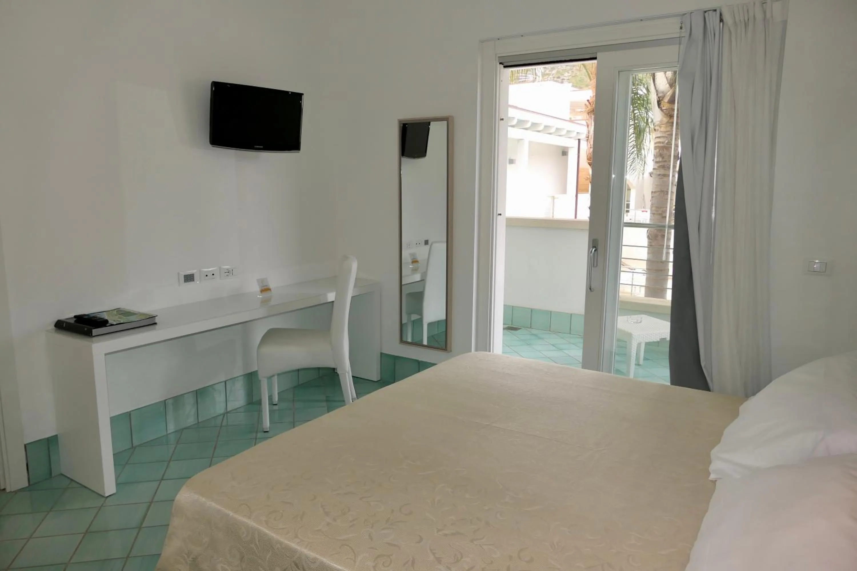 TV and multimedia, Bed in Ganimede Hotel