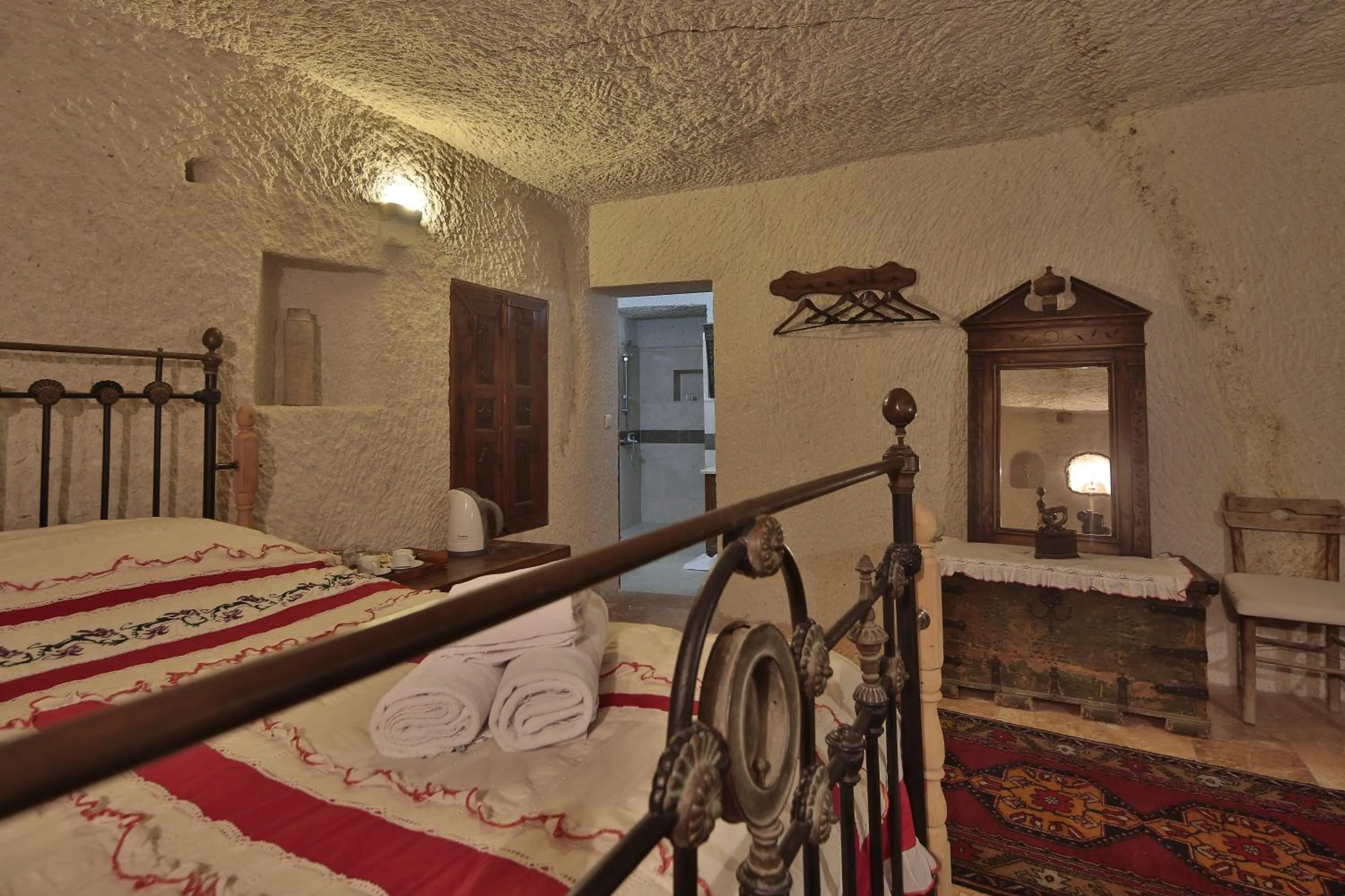 Photo of the whole room, Bed in Village Cave House Hotel