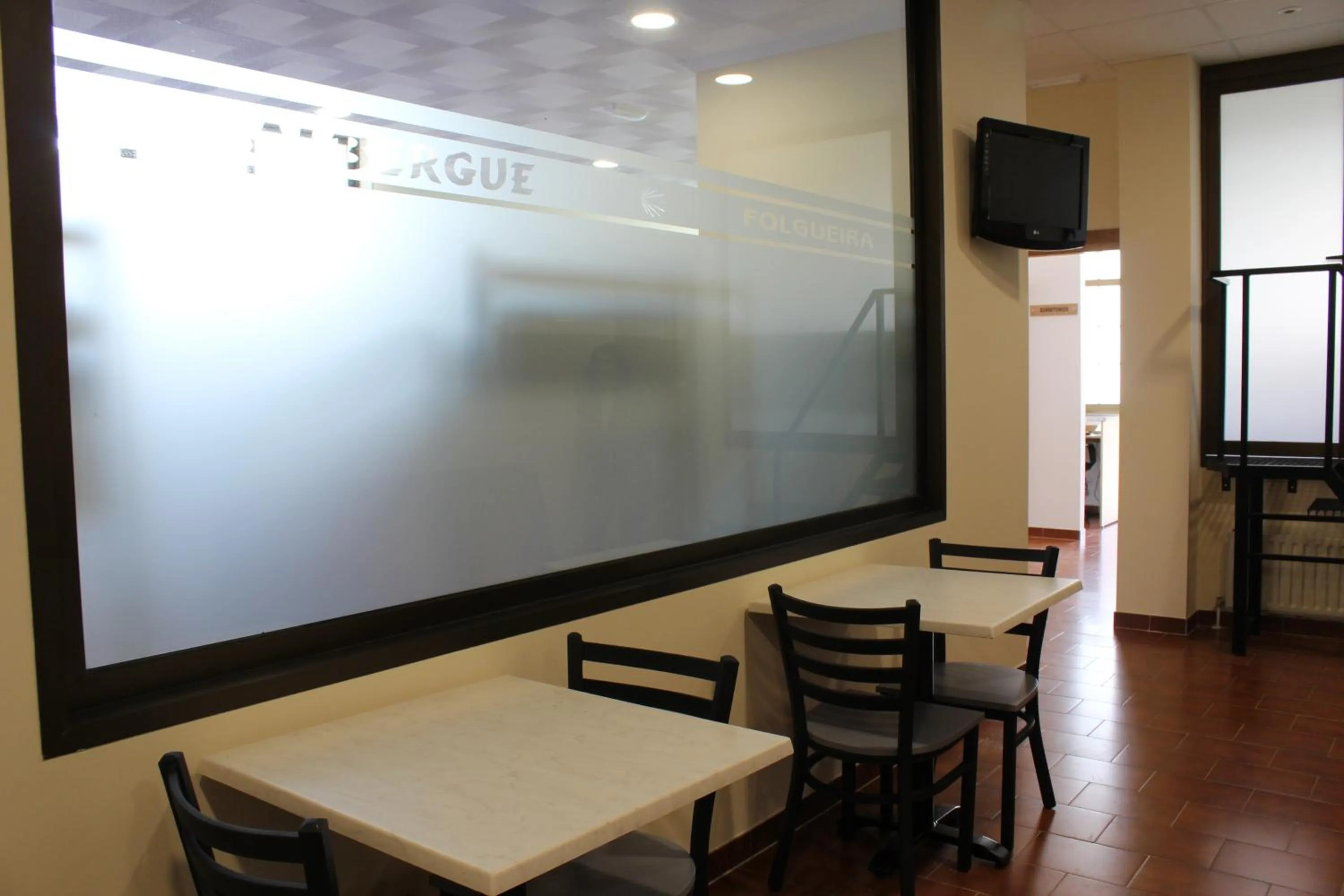 Communal lounge/ TV room in Albergue Folgueira
