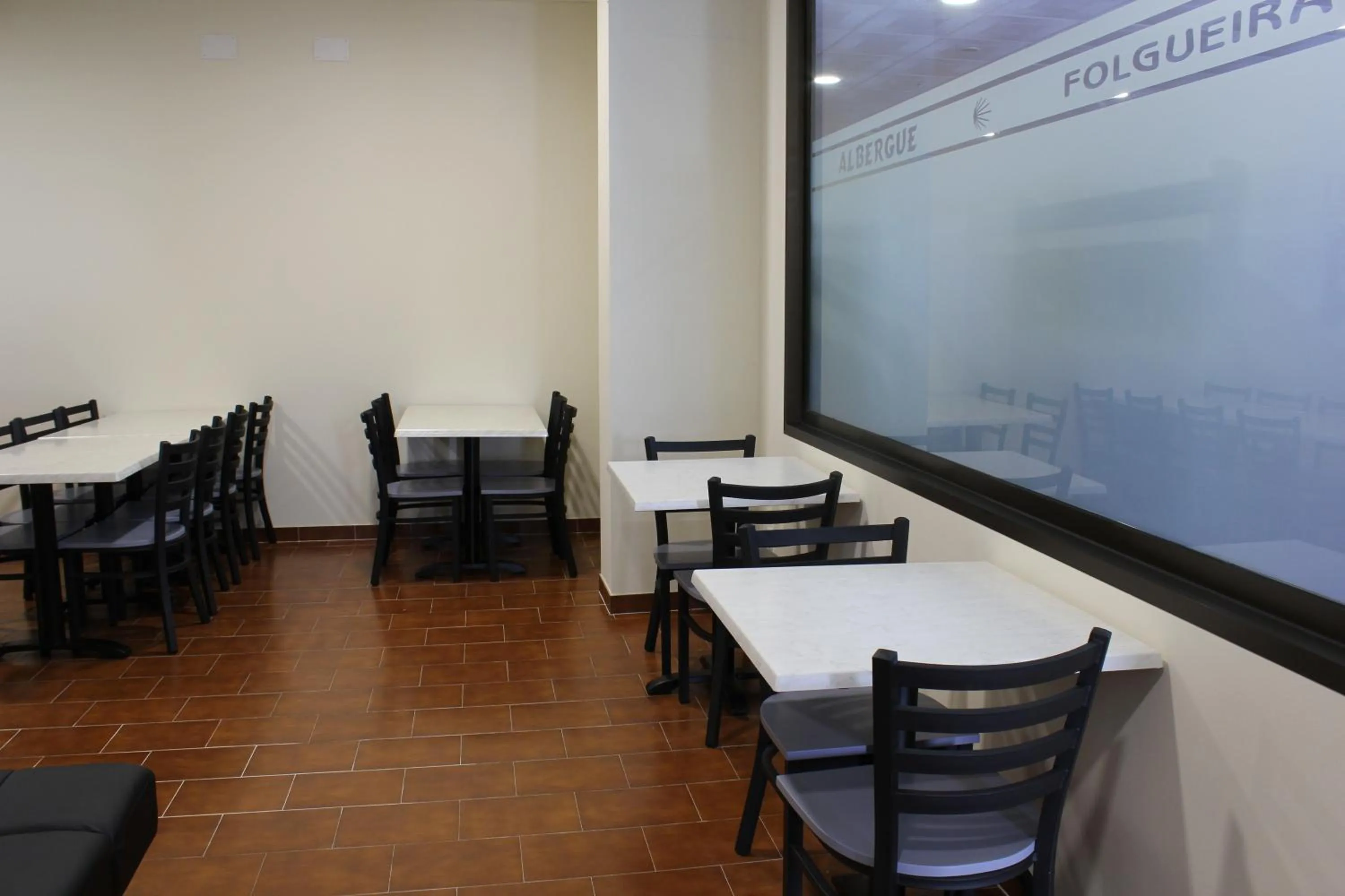 Dining area in Albergue Folgueira