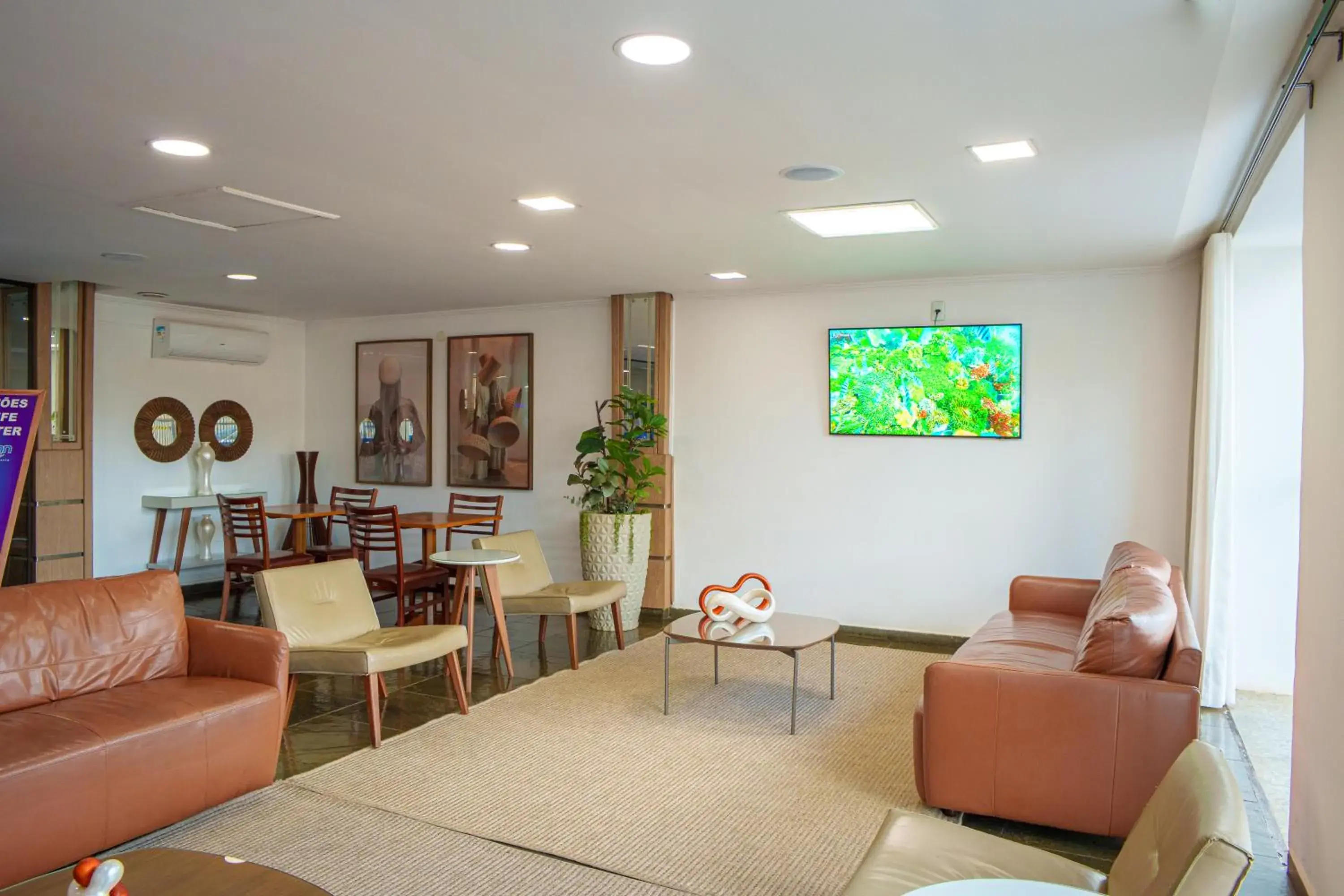 Lobby or reception in Hotel Dan Inn Express Ribeirão Preto By Nacional Inn Lobby or reception in Hotel Dan Inn Express Ribeirão Preto By Nacional Inn