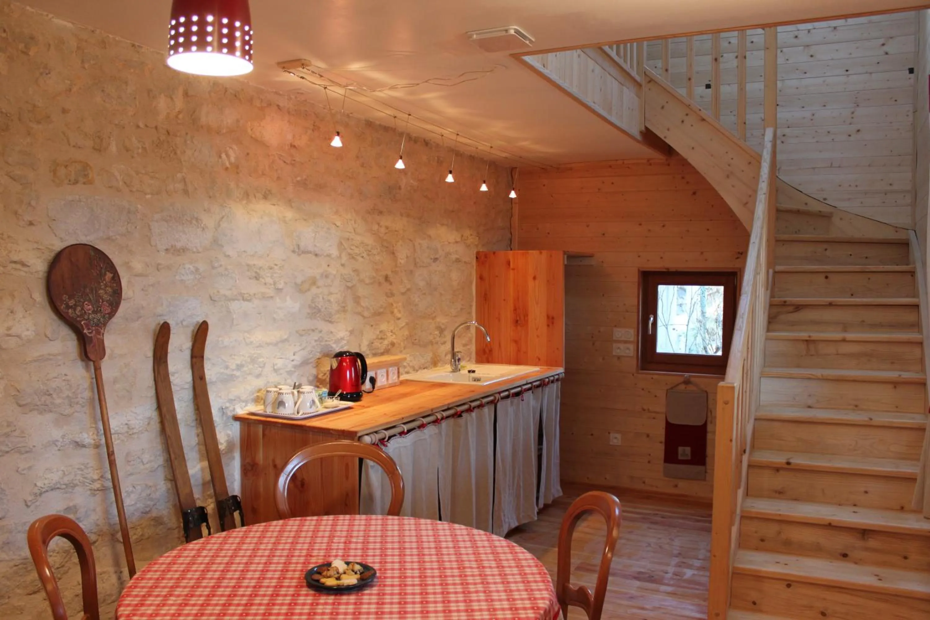 Dining area in VALRELEY, chambres et table d'hôtes eco-friendly avec bain nordique au sud du massif du Jura