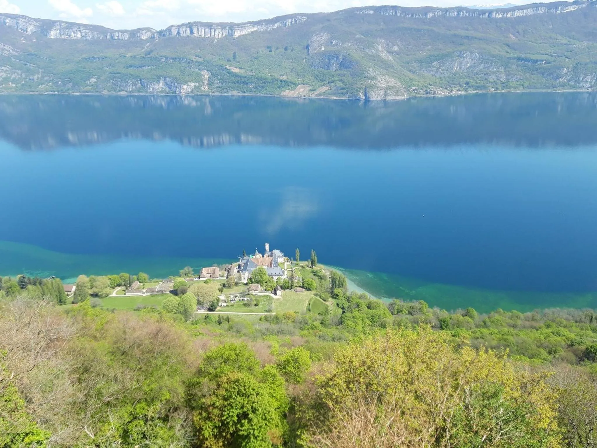 Hiking in VALRELEY, chambres et table d'hôtes eco-friendly avec bain nordique au sud du massif du Jura