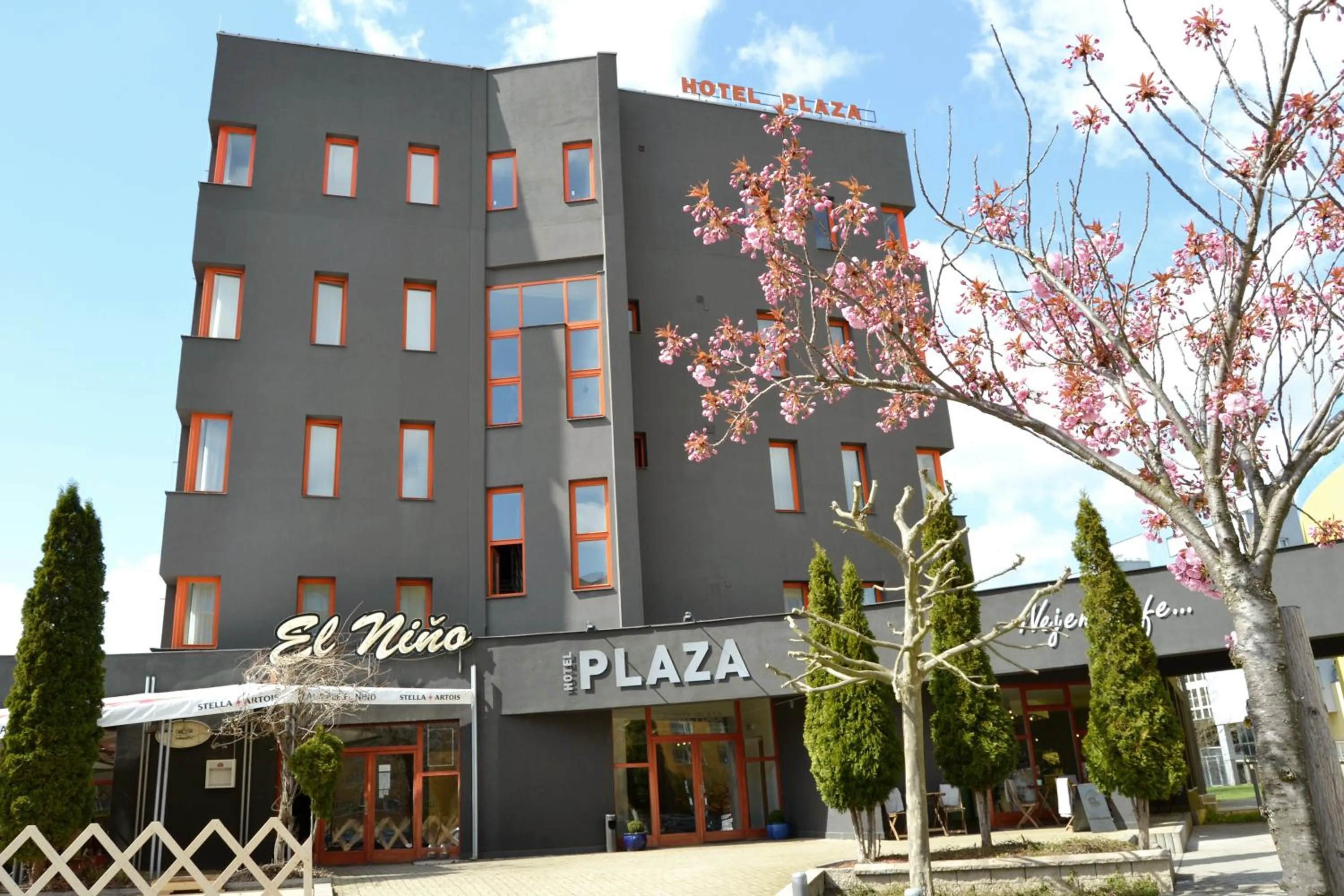 Facade/entrance in Hotel Plaza