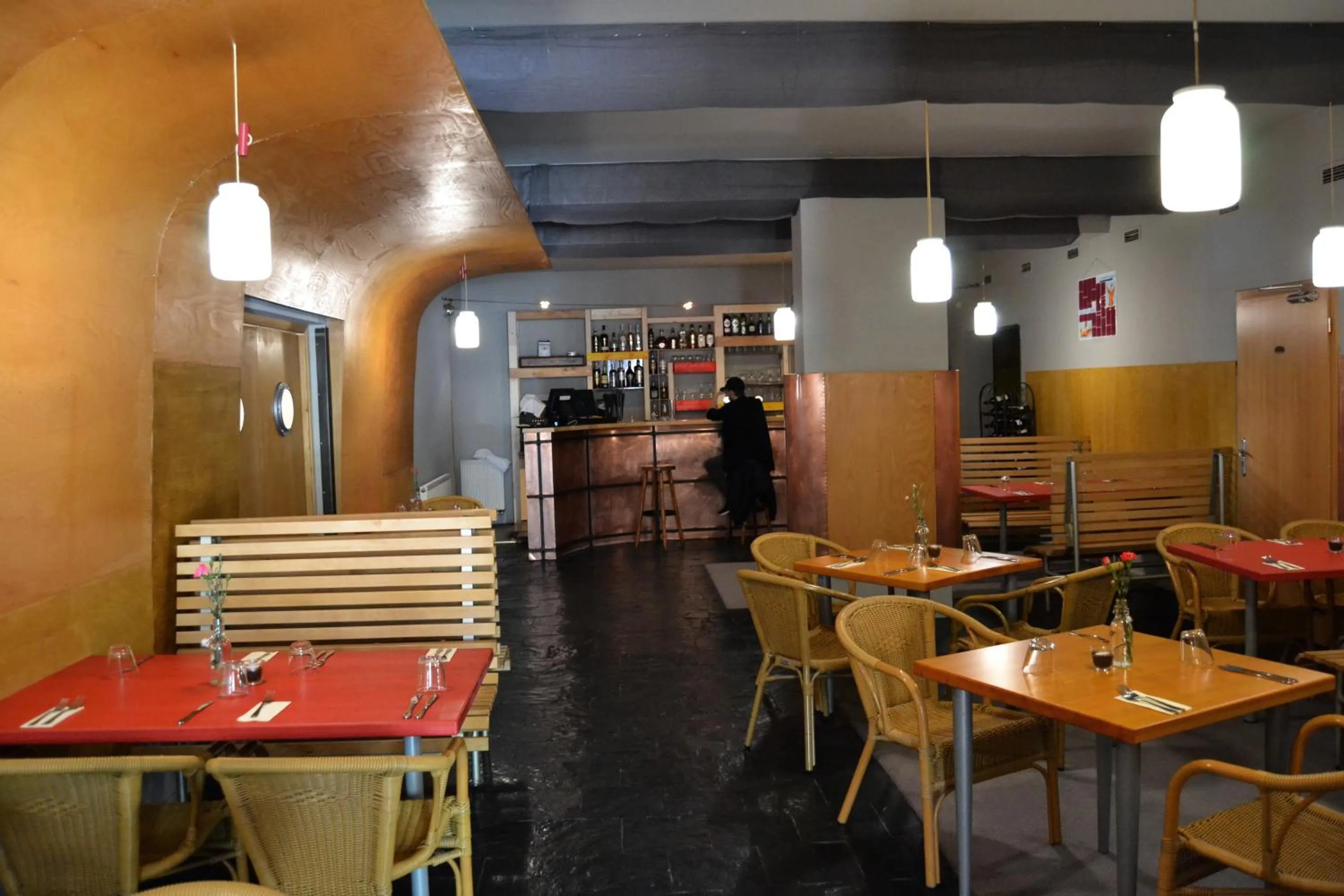 Restaurant/Places to Eat in Hotel Plaza