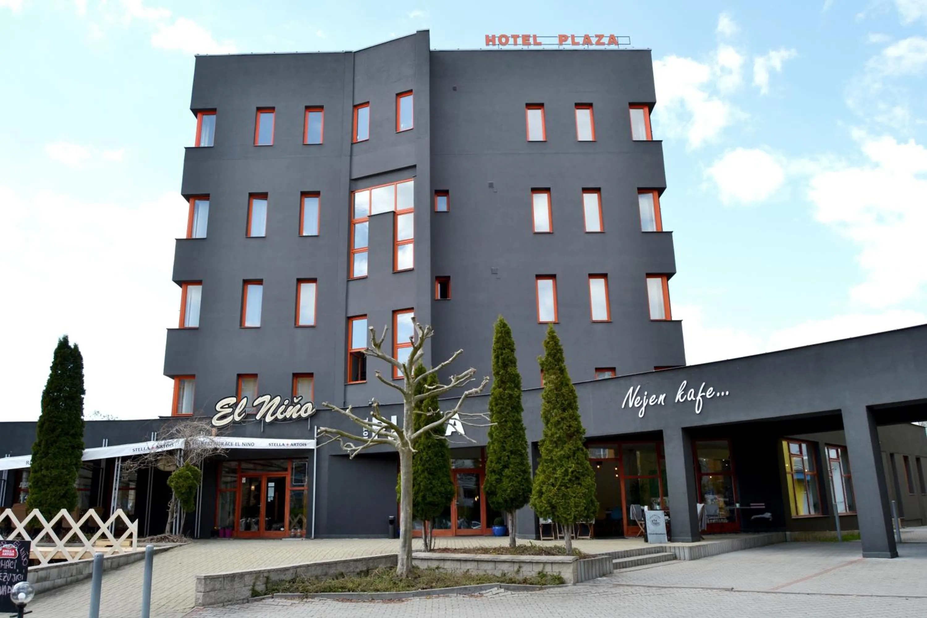 Restaurant/places to eat, Property Building in Hotel Plaza