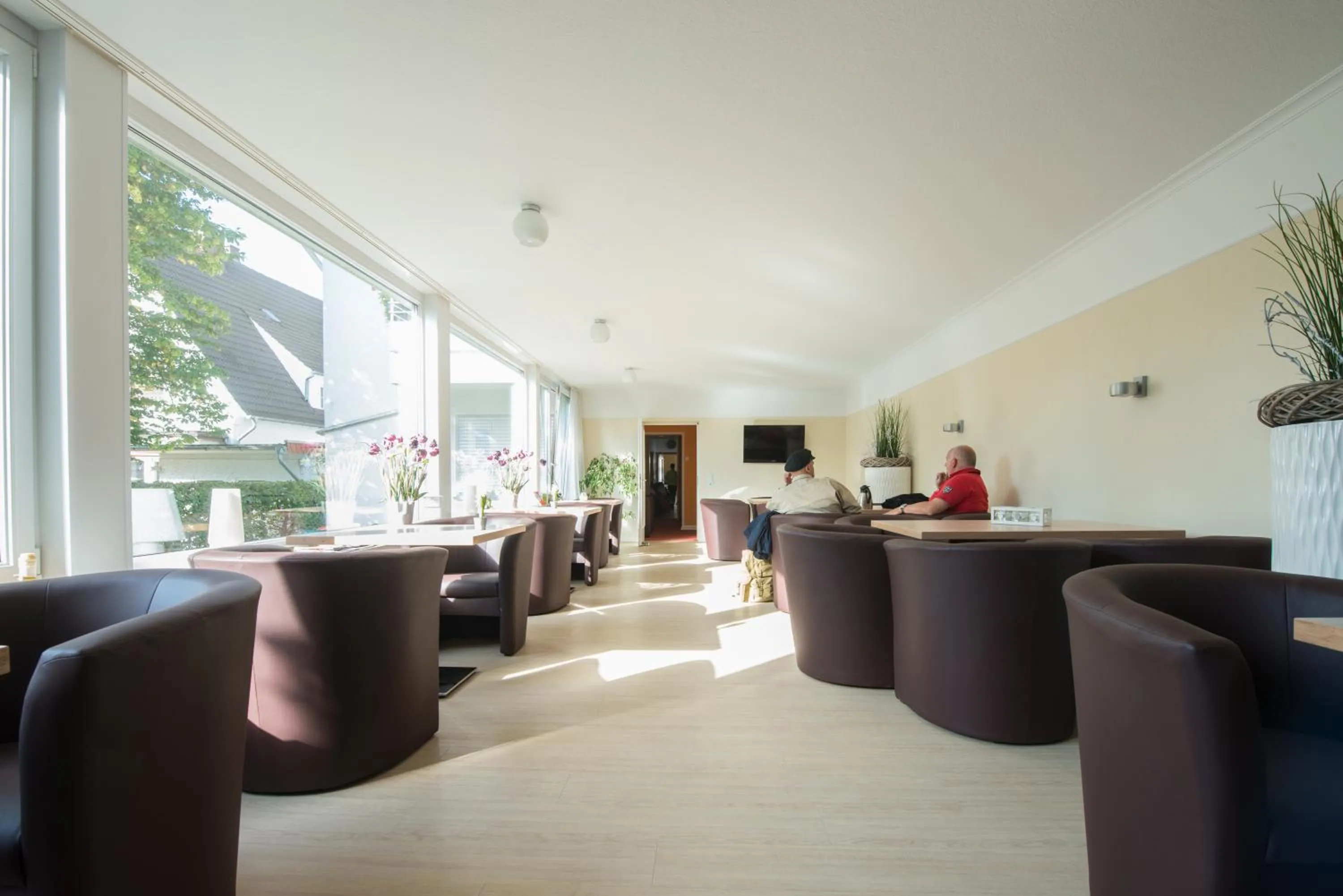 Communal lounge/ TV room in Hotel Joh