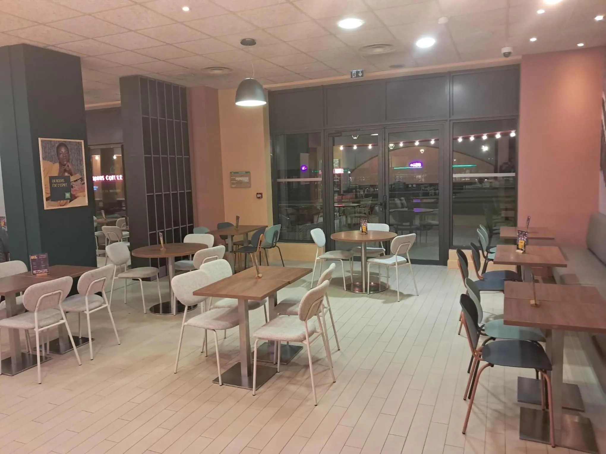 Breakfast in IBIS STYLES ALES CENTRE