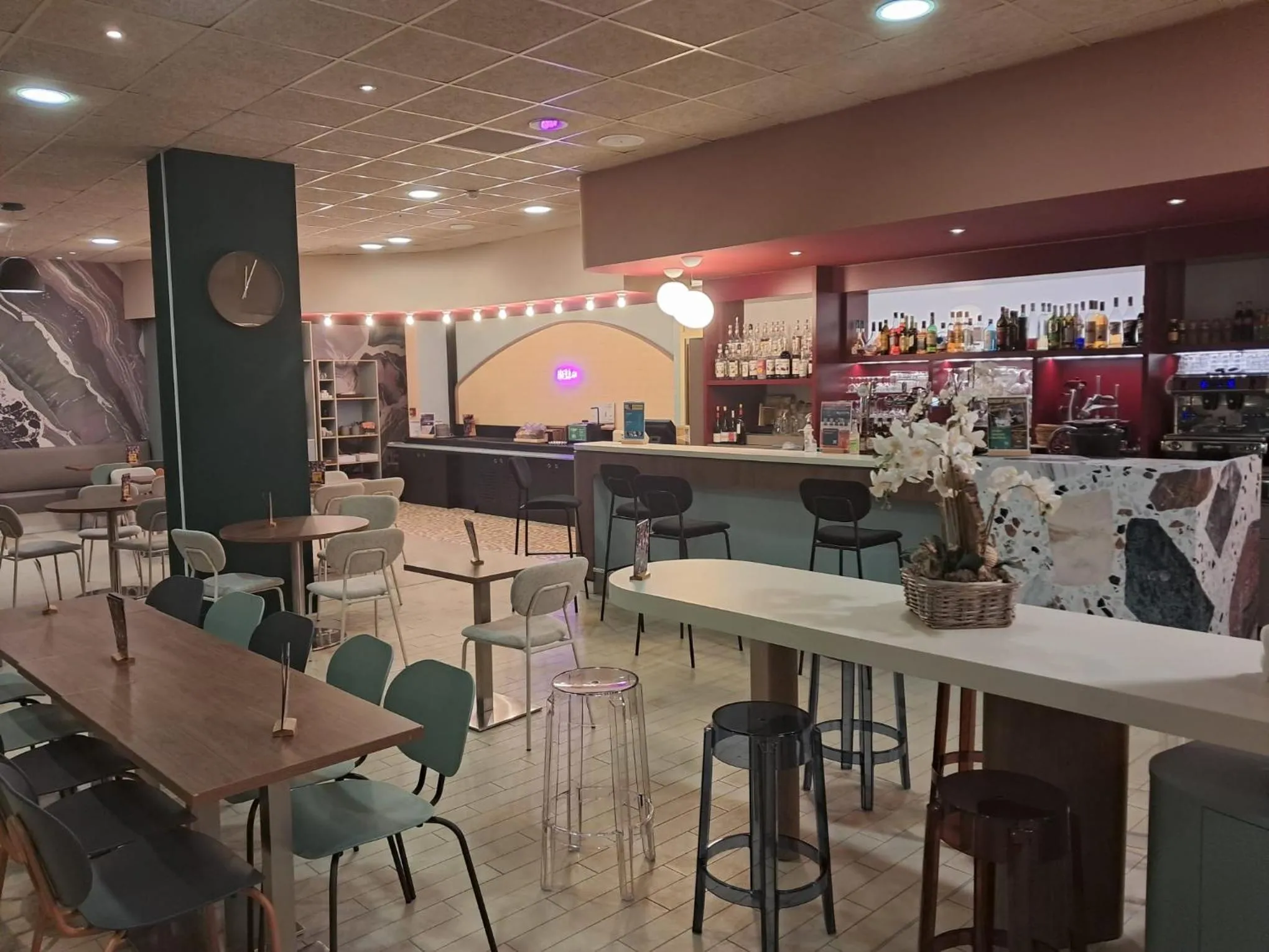 Lounge or bar in IBIS STYLES ALES CENTRE