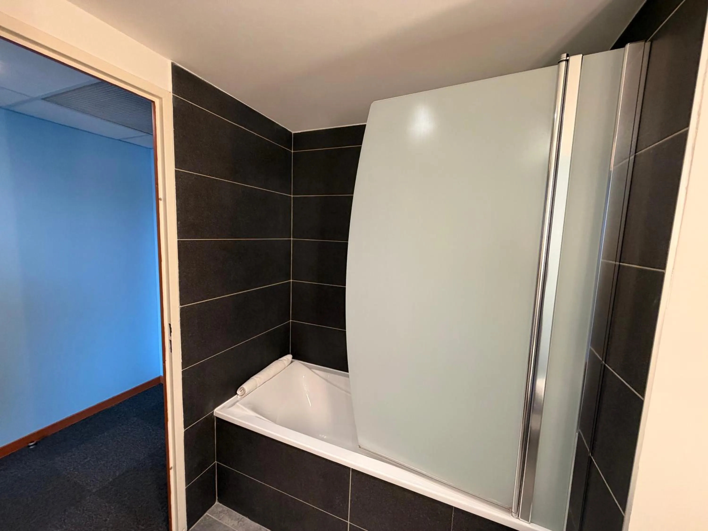 Bathroom in IBIS STYLES ALES CENTRE