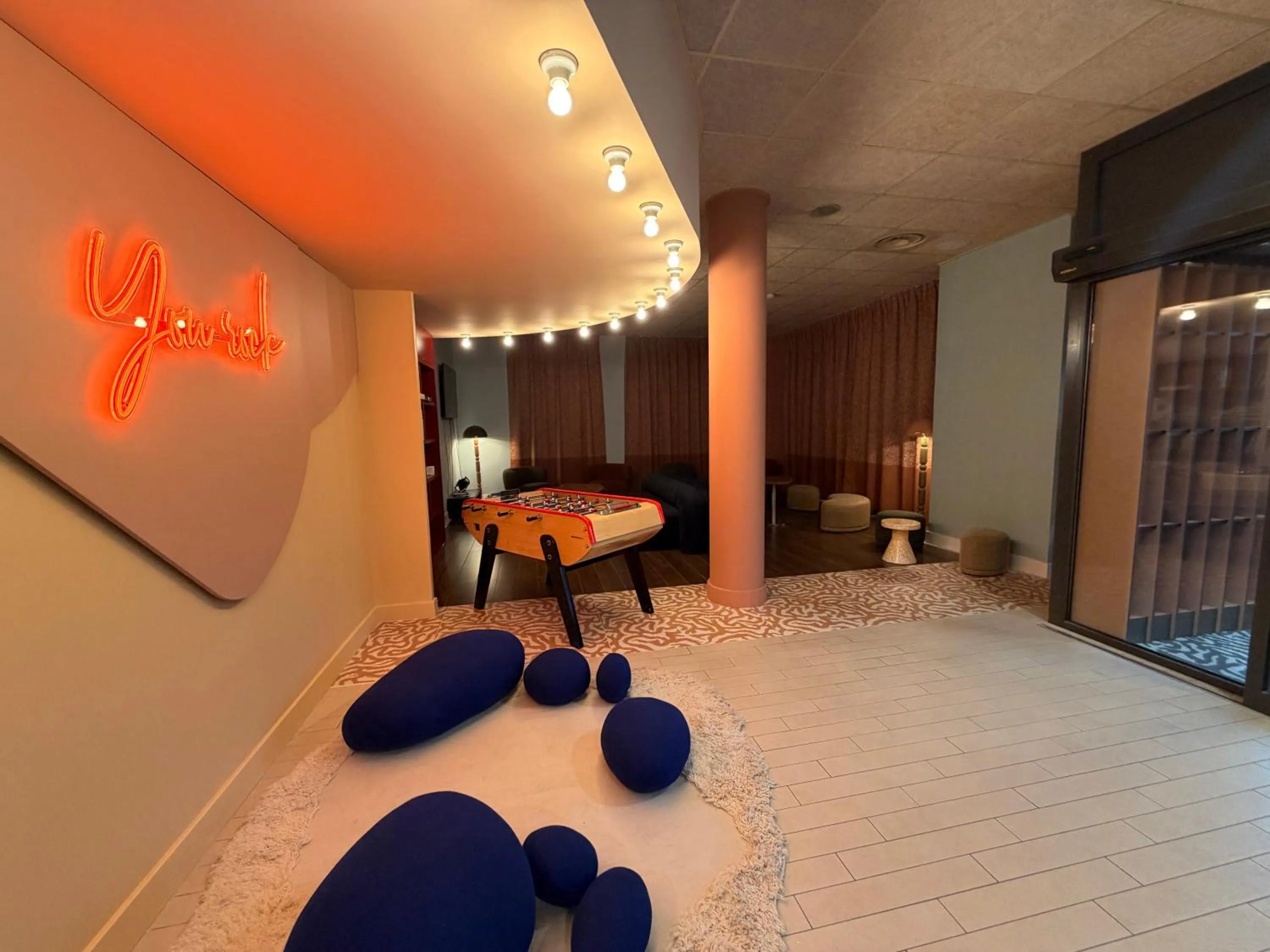 Seating area, Bed in IBIS STYLES ALES CENTRE