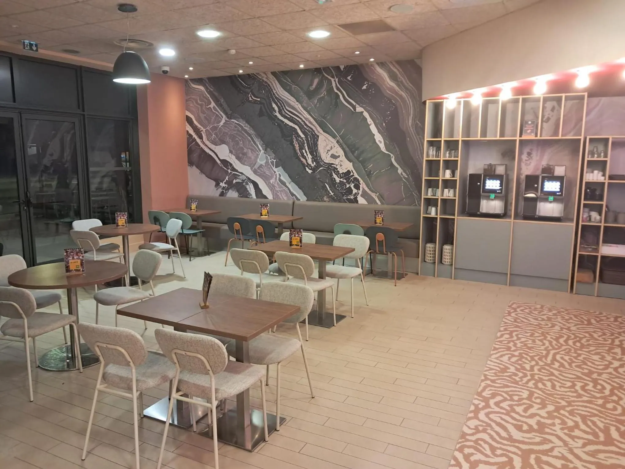 Breakfast in IBIS STYLES ALES CENTRE