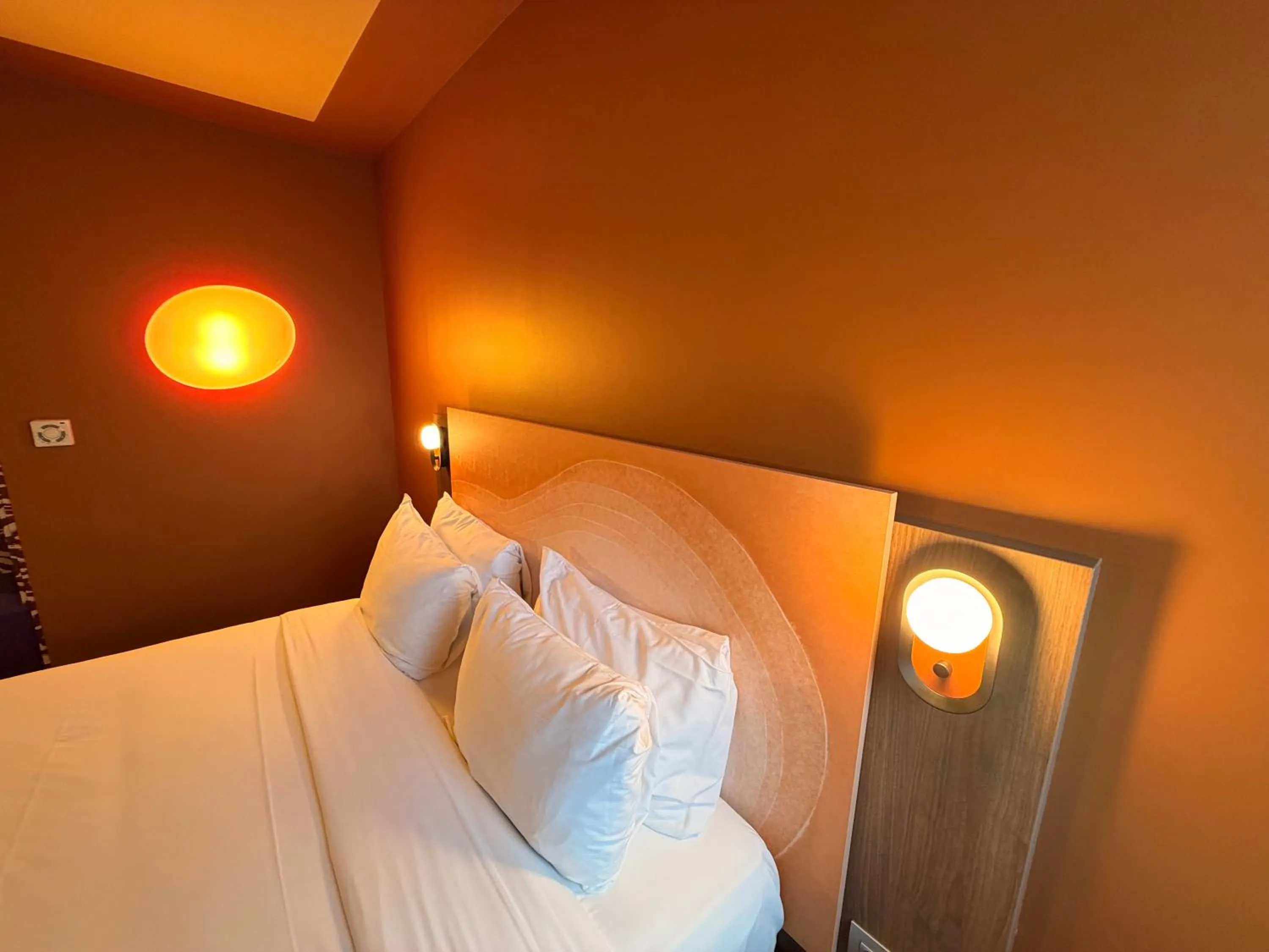 Bed in IBIS STYLES ALES CENTRE